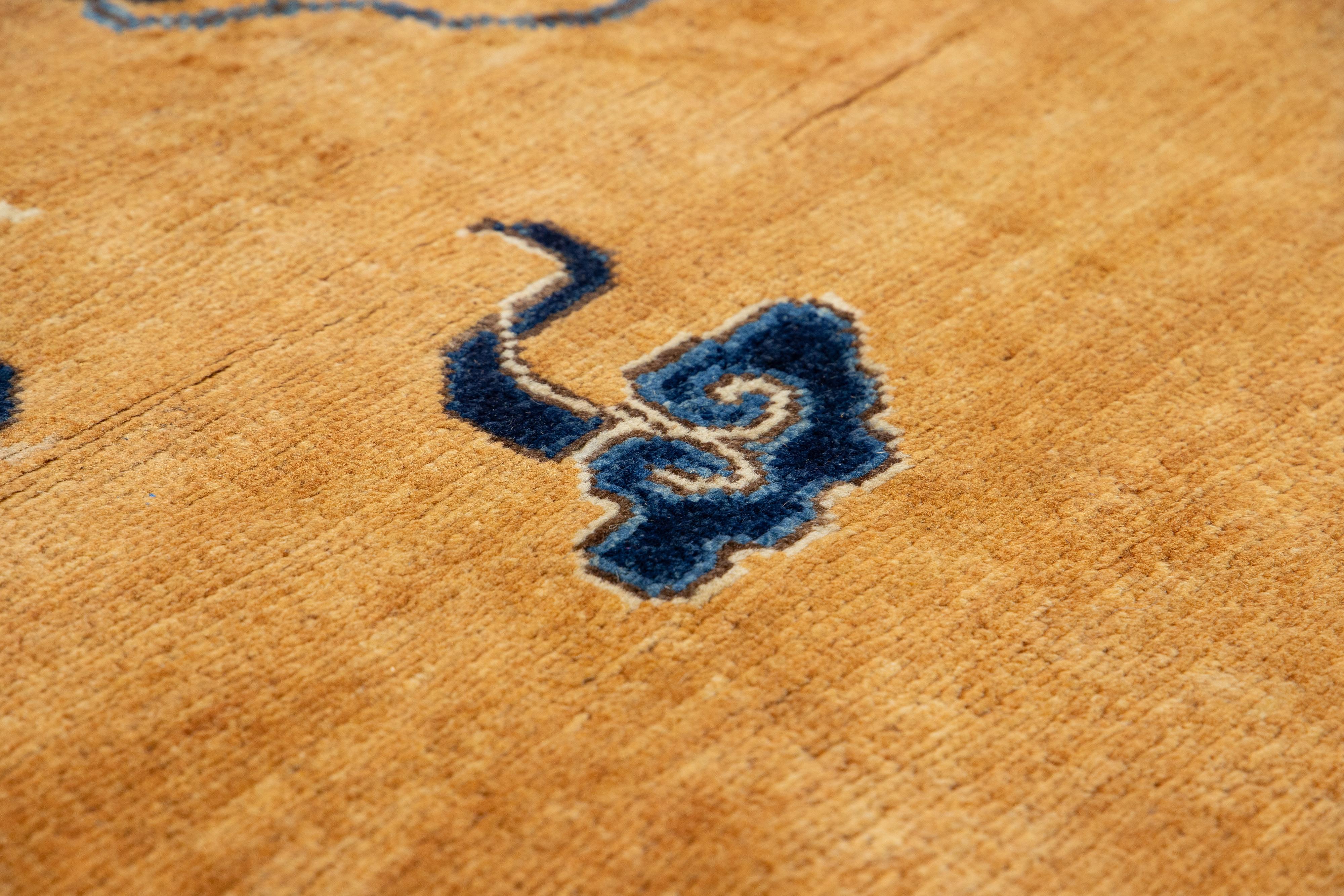 Pakistanais Tapis moderne en laine brun clair de style chinois avec un motif de dragon en vente