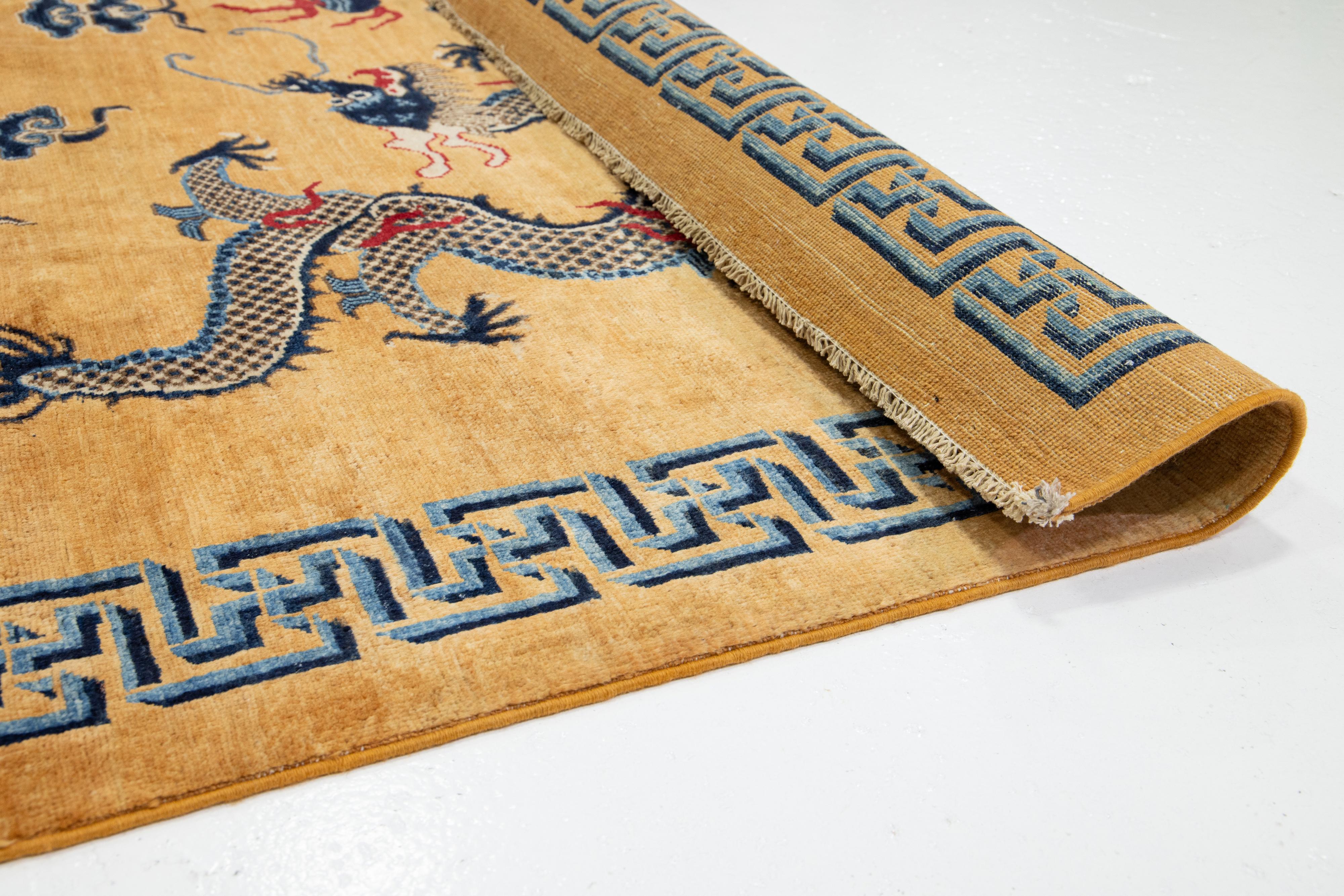 Noué à la main Tapis moderne en laine brun clair de style chinois avec un motif de dragon en vente