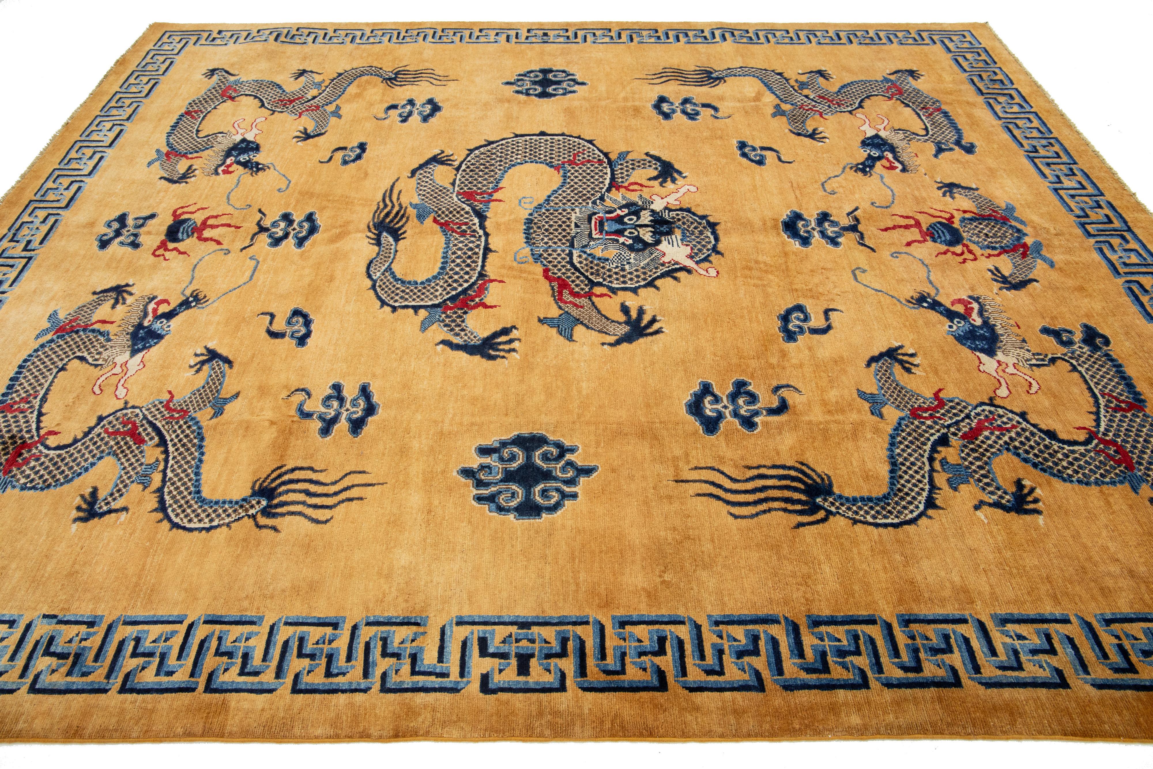 Tapis moderne en laine brun clair de style chinois avec un motif de dragon en vente 1