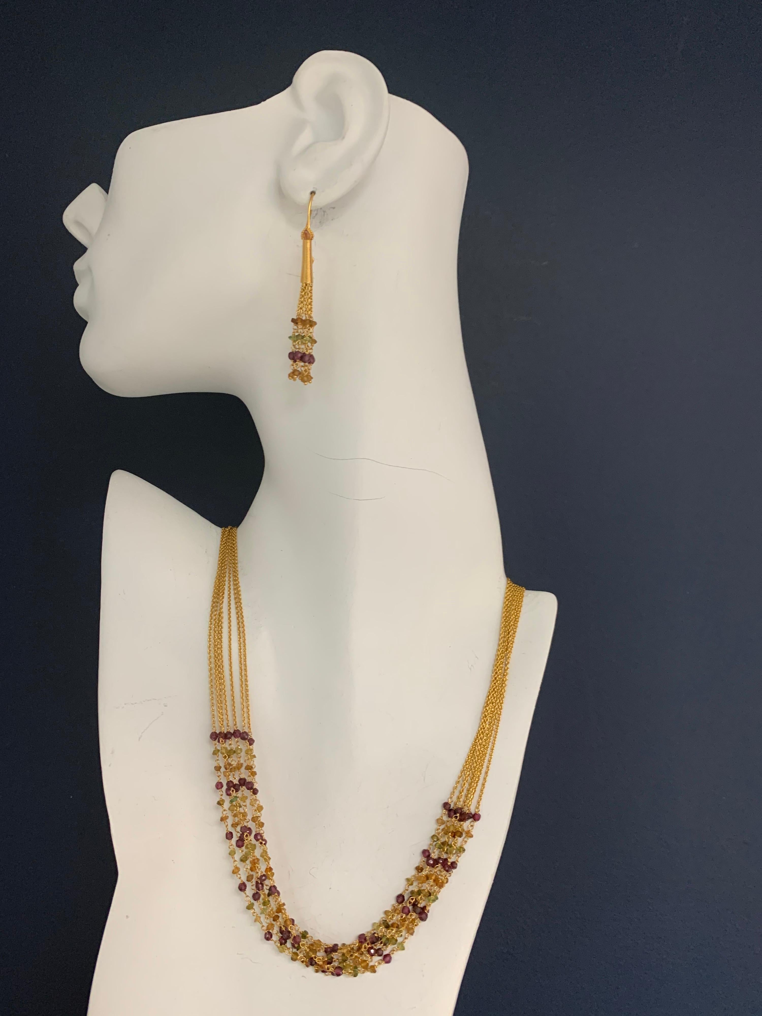 Ensemble de colliers et de boucles d'oreilles modernes en or 22k de Tanishq avec grenat de couleur Nature. 

Le collier est ajustable de 16 à 18 pouces et pèse 24,48 grammes.
Les boucles d'oreilles mesurent 2 pouces de long et pèsent 6,83