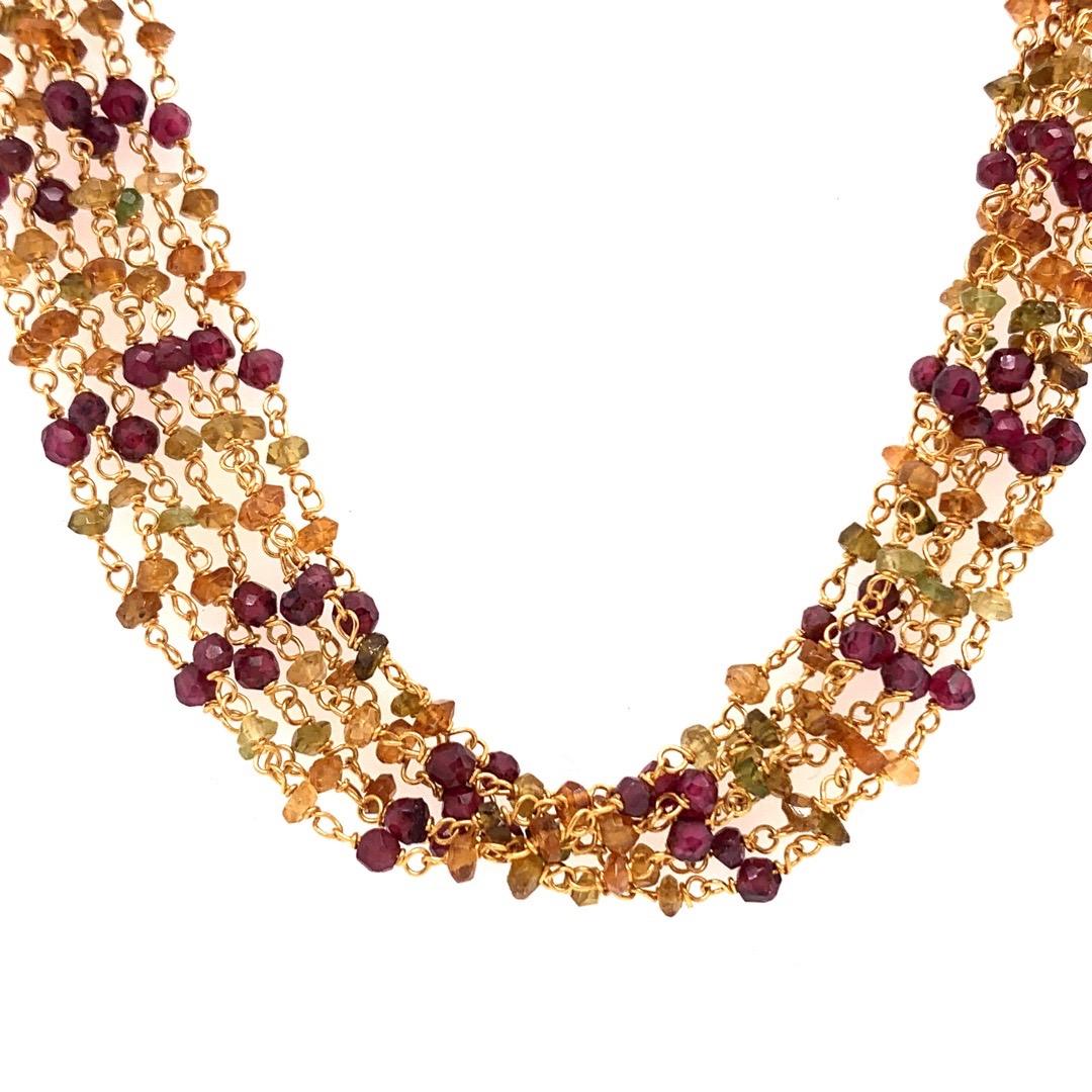 Perle Tanishq, collier et boucles d'oreilles modernes en or 22 carats avec grenat de couleur naturelle, 31,31 grammes en vente