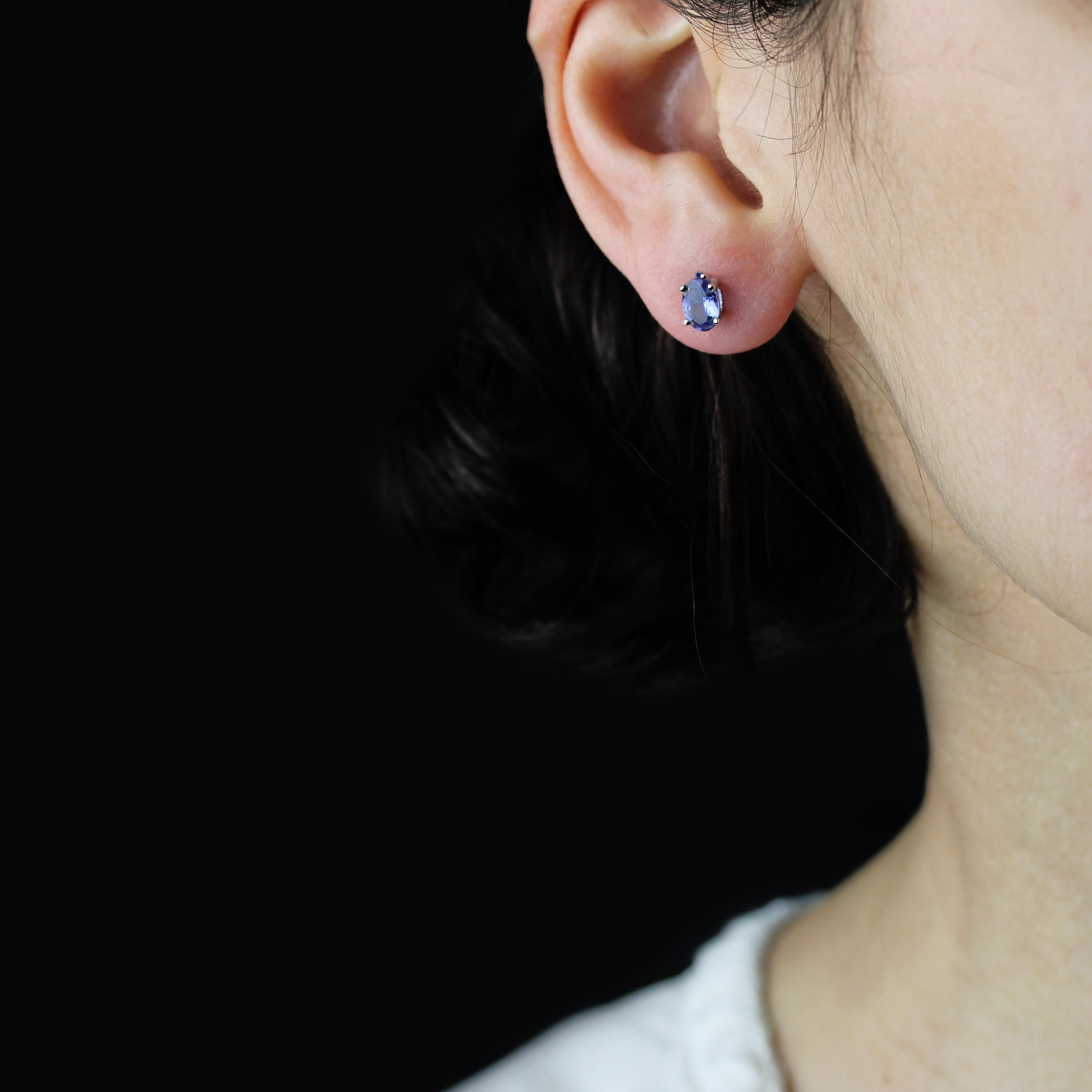 For pierced ears.
Earrings in 18 karat white gold.
Charming modern earrings in white gold, adorned with an oval tanzanite held in place by 4 claws. The clasp is a butterfly.
Total weight of the tanzanites : 1 carat approximately.
Height : 6.5 mm