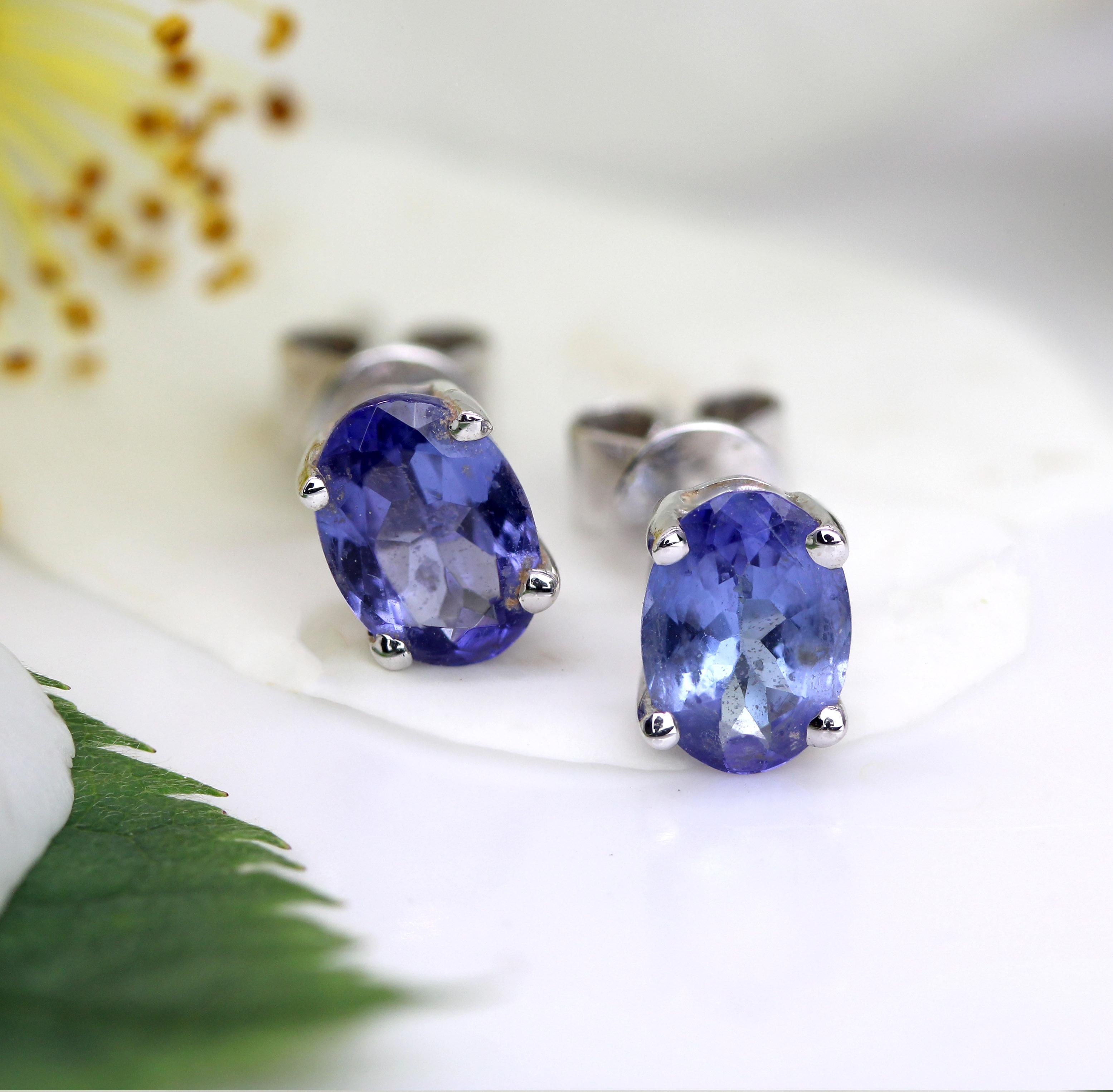 Modern Tanzanite 18 Karat White Gold Stud Earrings Moderno en venta