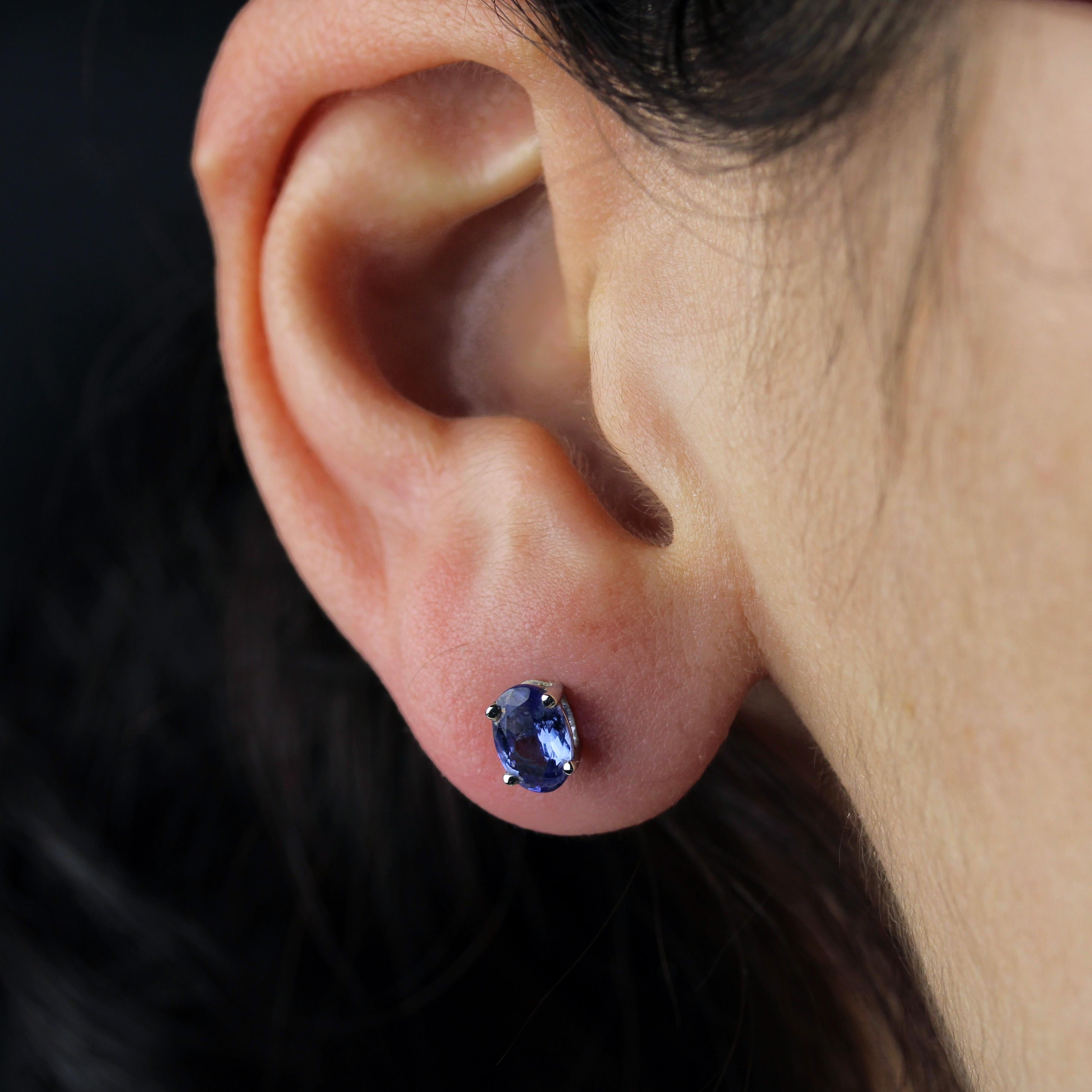 De las mujeres Modern Tanzanite 18 Karat White Gold Stud Earrings en venta