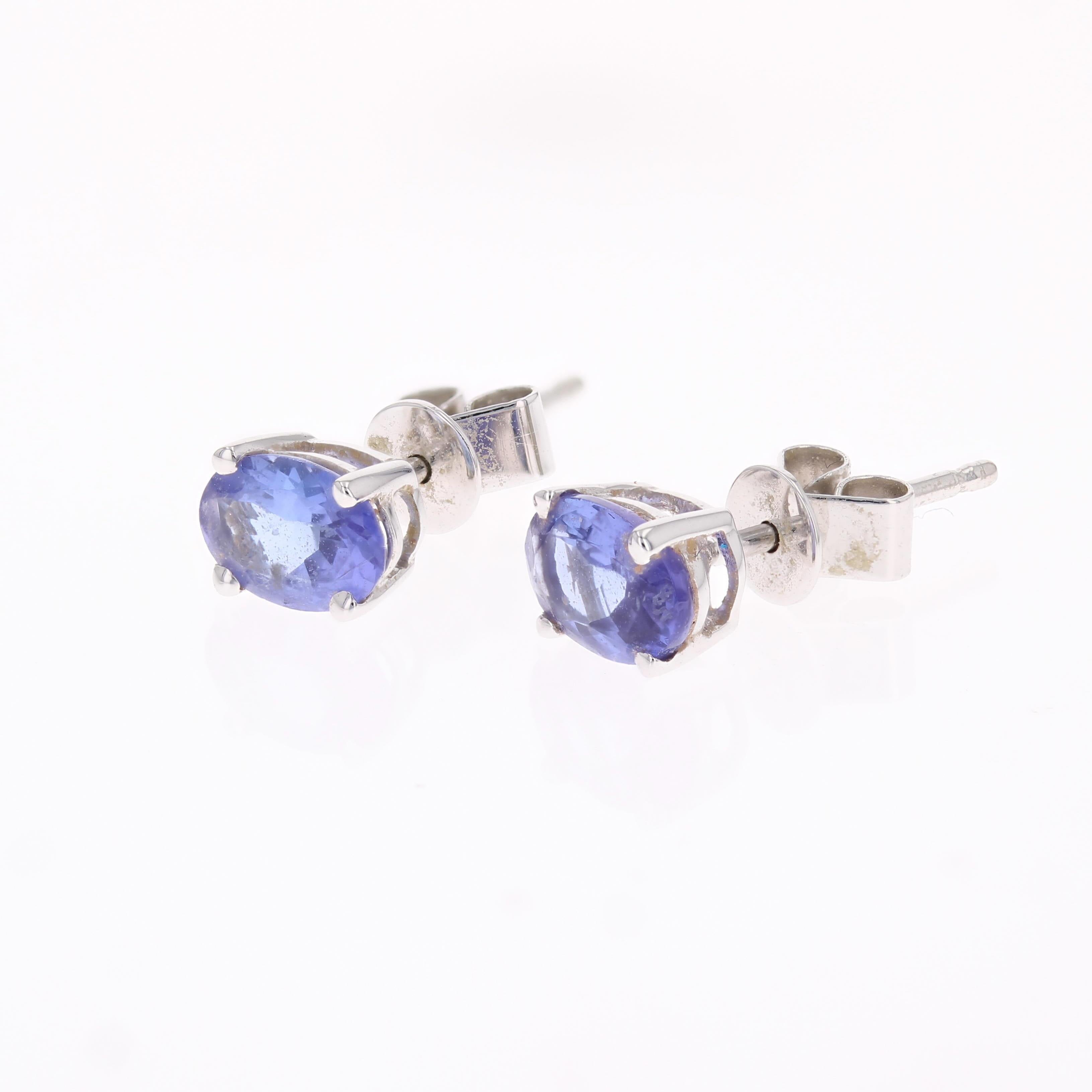Modern Tanzanite 18 Karat White Gold Stud Earrings en venta 1