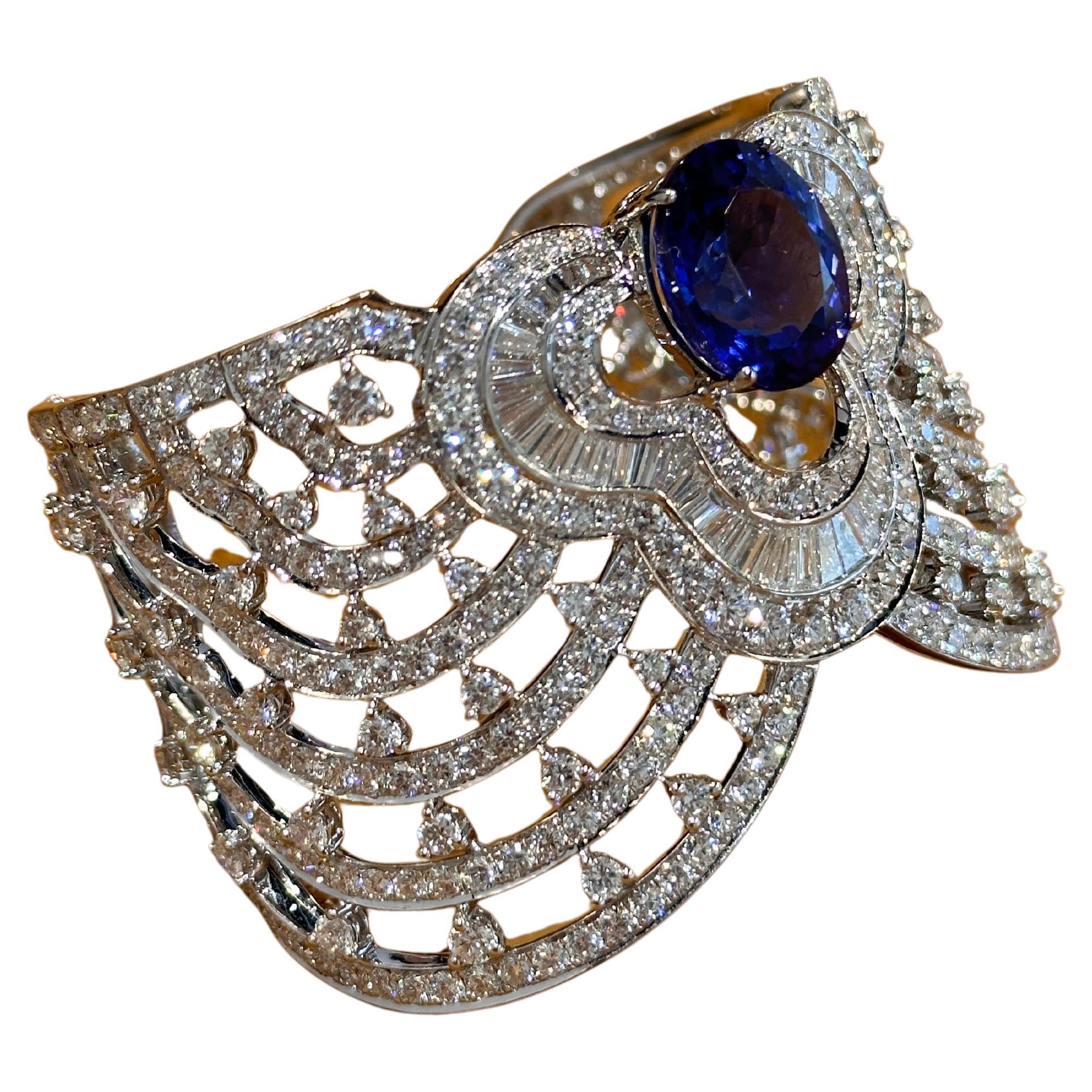 Bracciale moderno traforato con tanzanite e diamanti in oro bianco in vendita