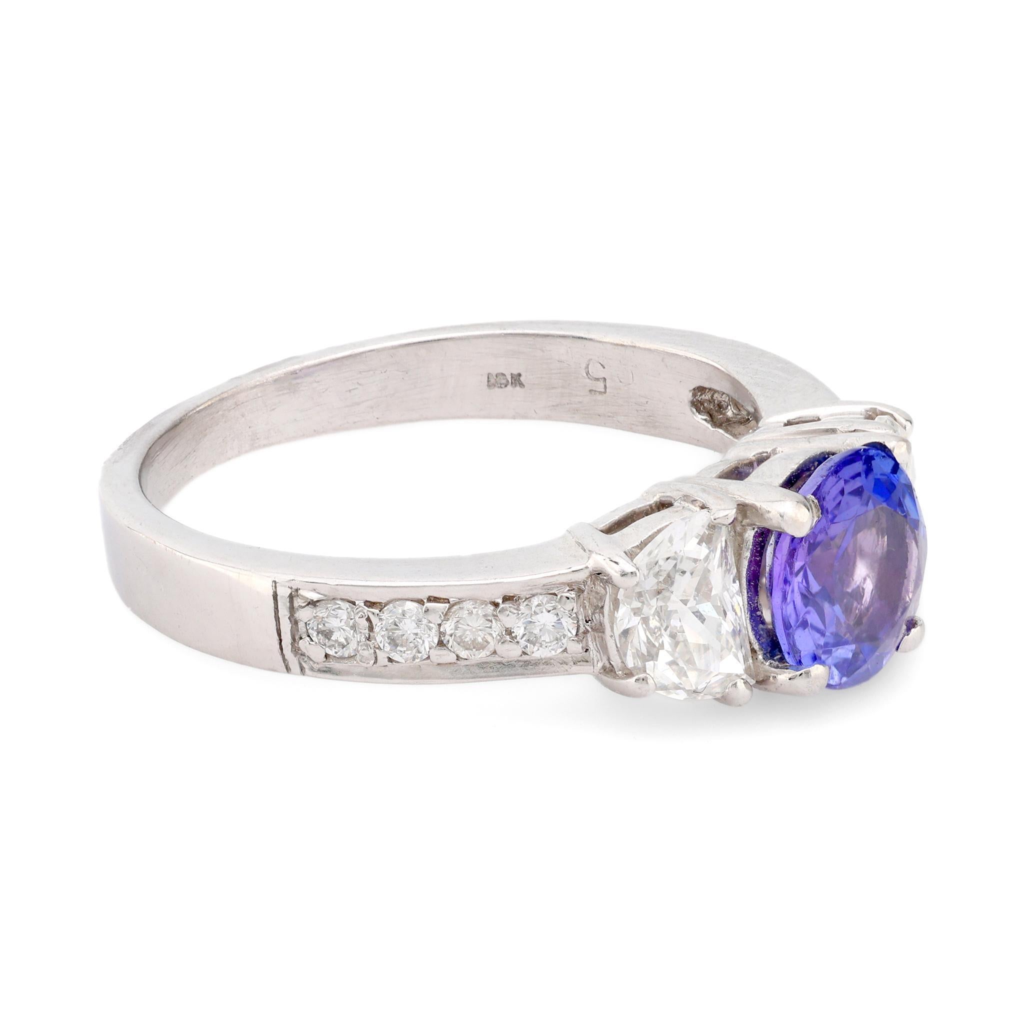 Moderner Tansanit-Diamant-Ring aus 18 Karat Weißgold (Brillantschliff) im Angebot