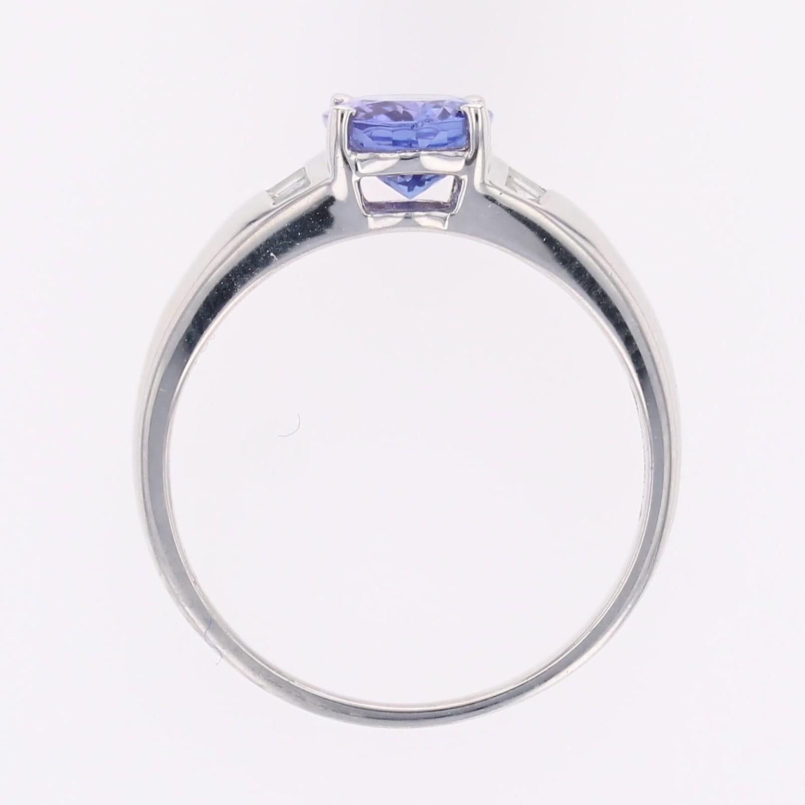 Anillo moderno de oro blanco de 18 quilates con tanzanita y diamantes en venta 8