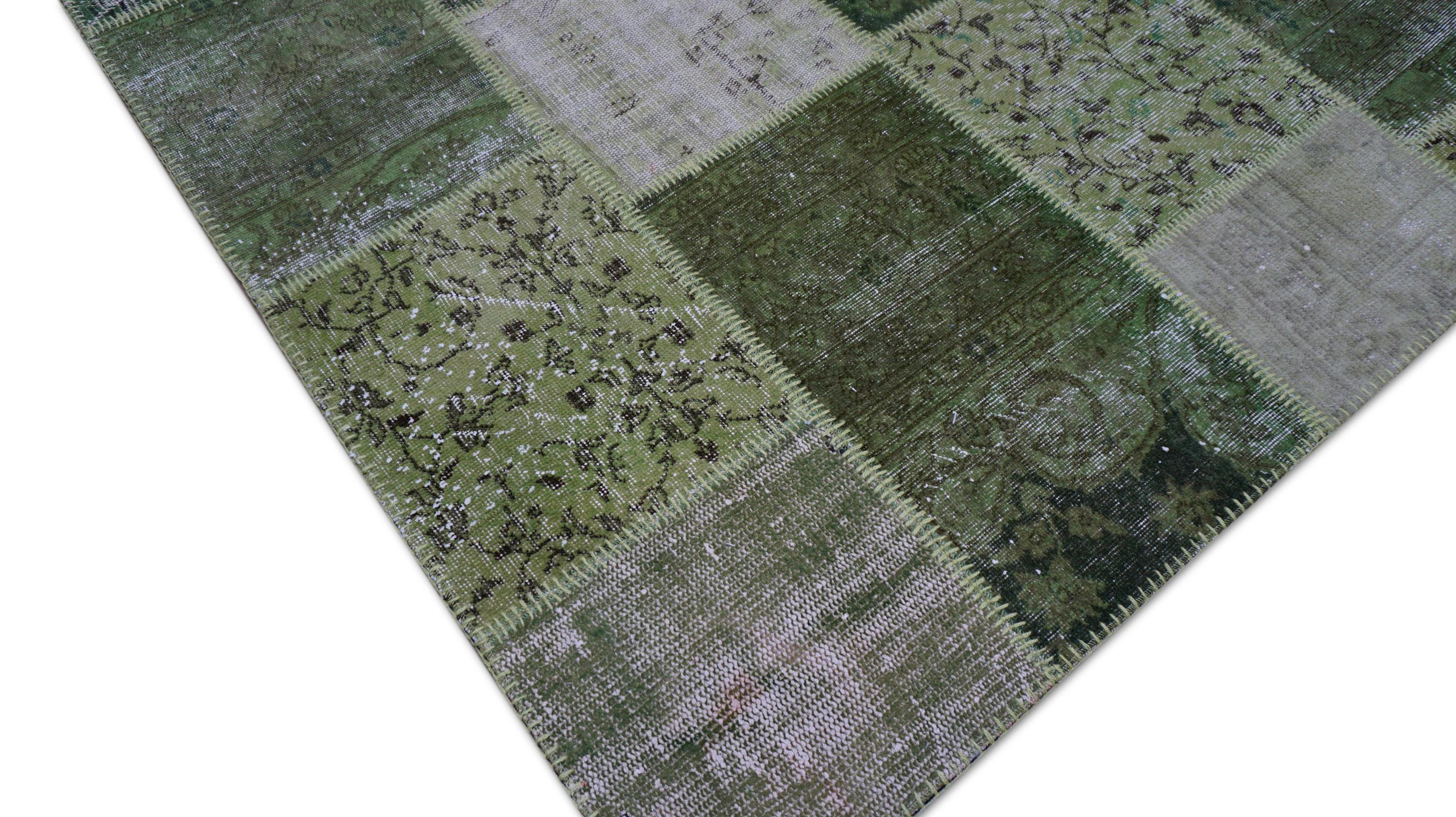 Ce vibrant tapis patchwork en laine tissé à la main offre une touche contemporaine à l'art du tapis turc traditionnel. Le tapis est composé de pièces vintage.  fragments de tapis - chacun avec son propre motif floral ou géométrique délavé -