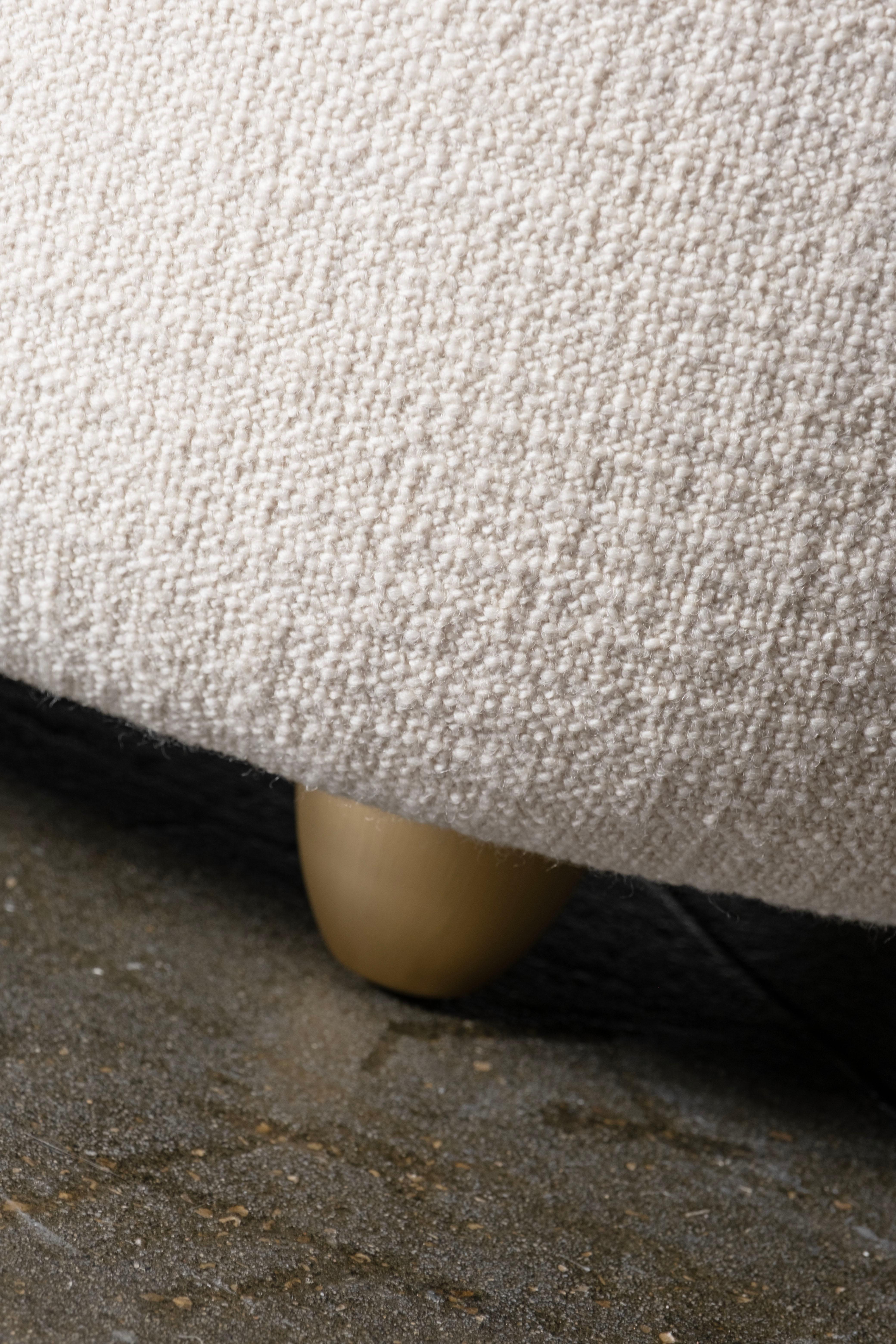 XXI secolo e contemporaneo Sgabello da letto moderno Taranaki, panca, lana Dedar, fatto a mano in Portogallo da Greenapple in vendita
