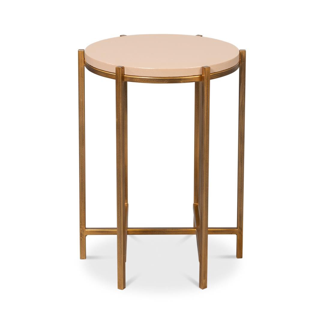 Table d'appoint avec dessus en cuir, où le design contemporain rencontre le luxe sophistiqué. La table présente un superbe plateau rond gaufré en galuchat enveloppé de cuir vert cresson dans une élégante teinte de couleur champignon, créant ainsi