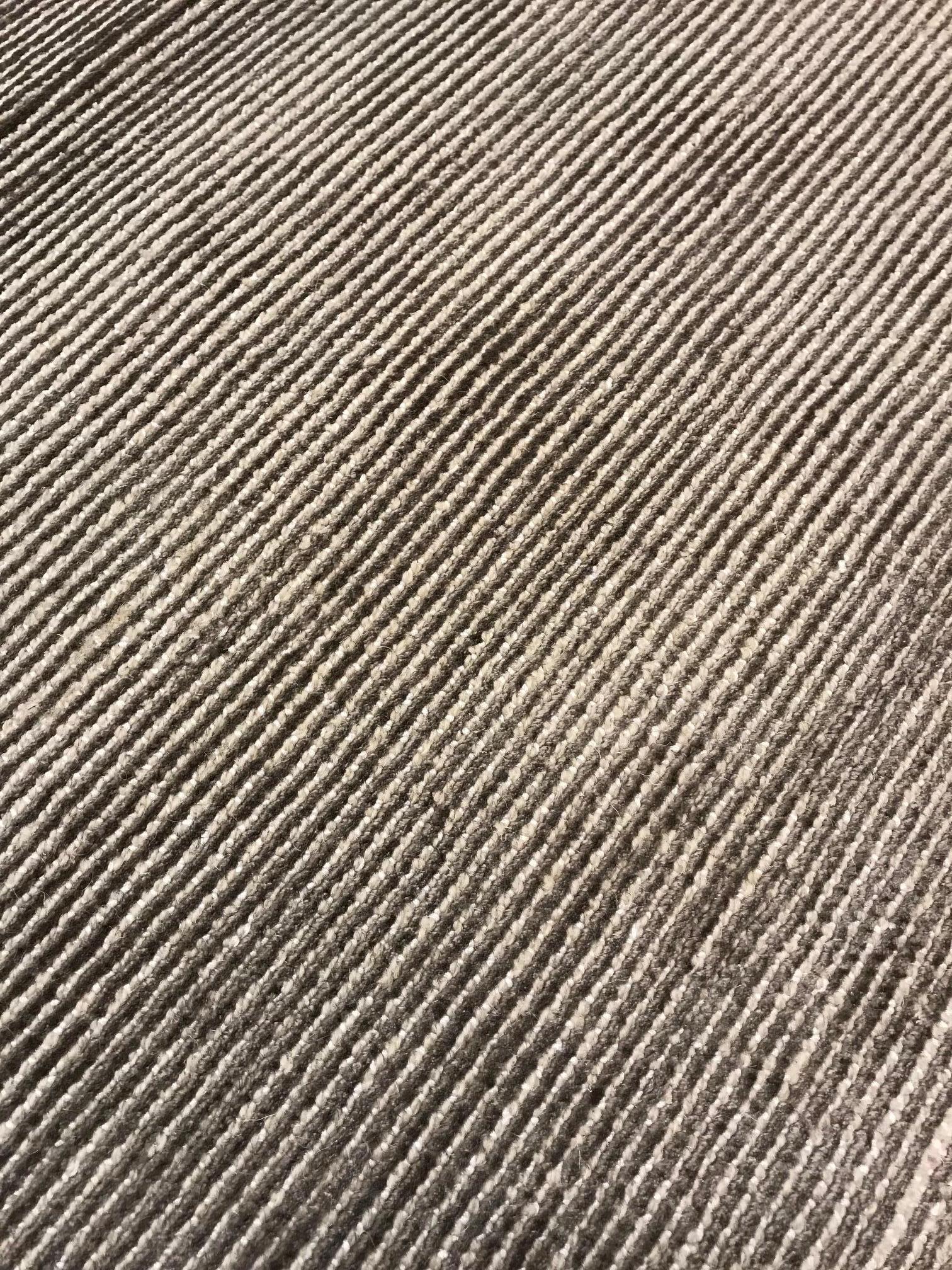 Modern Taupe rug in wool and silk by Doris Leslie Blau.
Size: 10'0