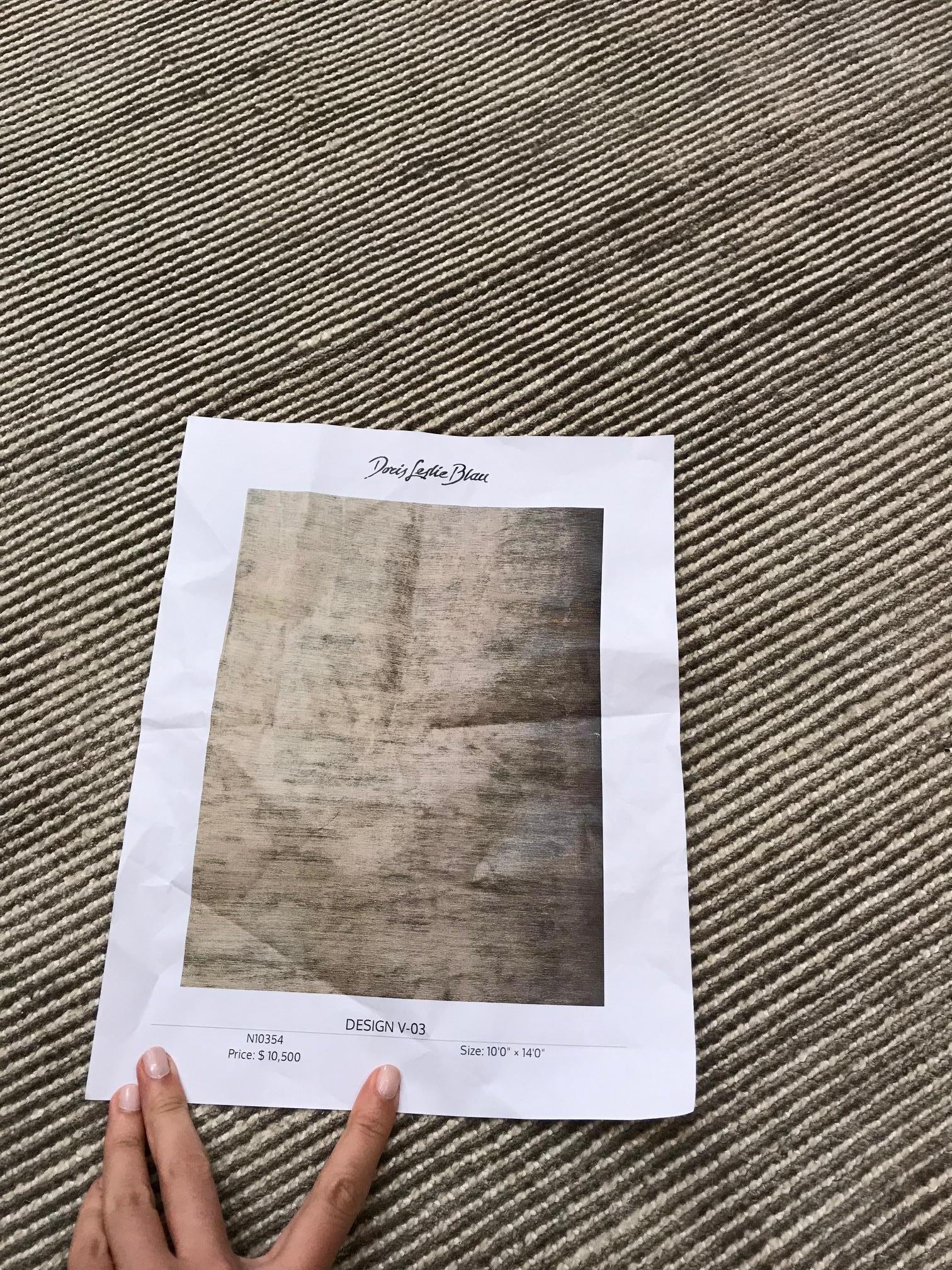 Annodato a mano Tappeto moderno Taupe in lana e seta di Doris Leslie Blau in vendita
