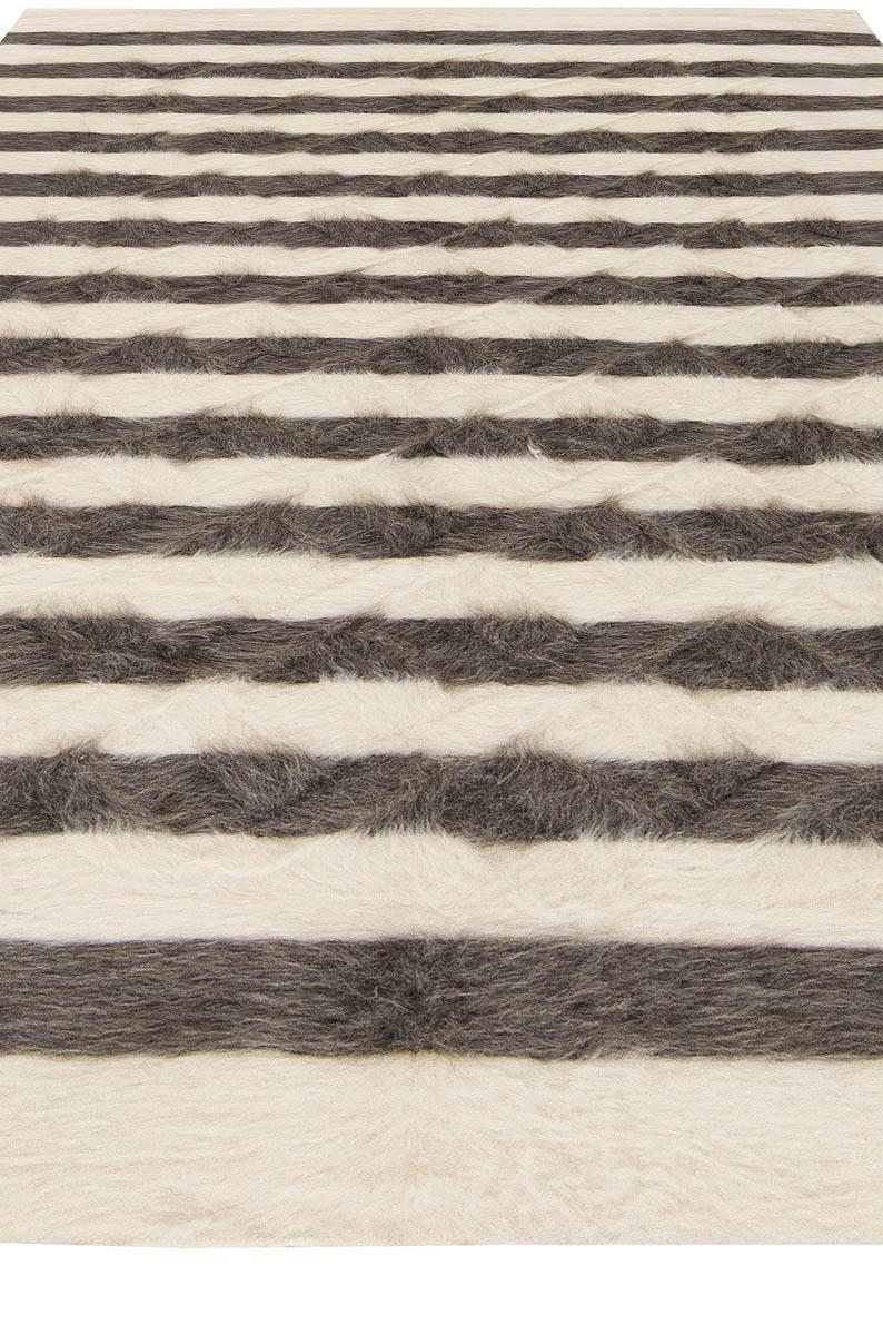 Moderner gestreifter weißer, grauer Ziegenhaarteppich aus der Taurus-Kollektion von Doris Leslie Blau (Handgeknüpft) im Angebot