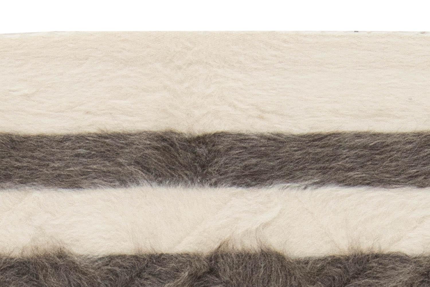 Moderner gestreifter weißer, grauer Ziegenhaarteppich aus der Taurus-Kollektion von Doris Leslie Blau (21. Jahrhundert und zeitgenössisch) im Angebot