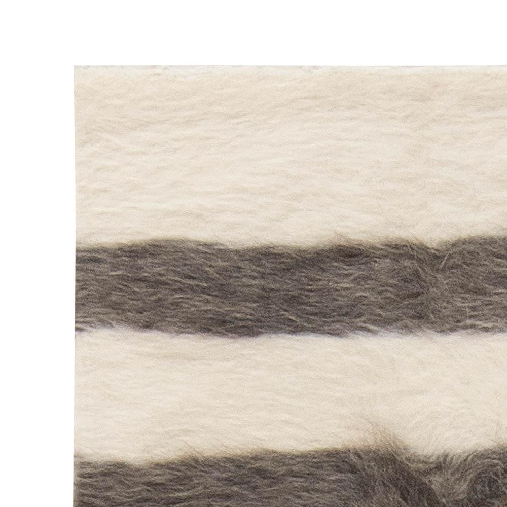 Moderner gestreifter weißer, grauer Ziegenhaarteppich aus der Taurus-Kollektion von Doris Leslie Blau im Angebot 1