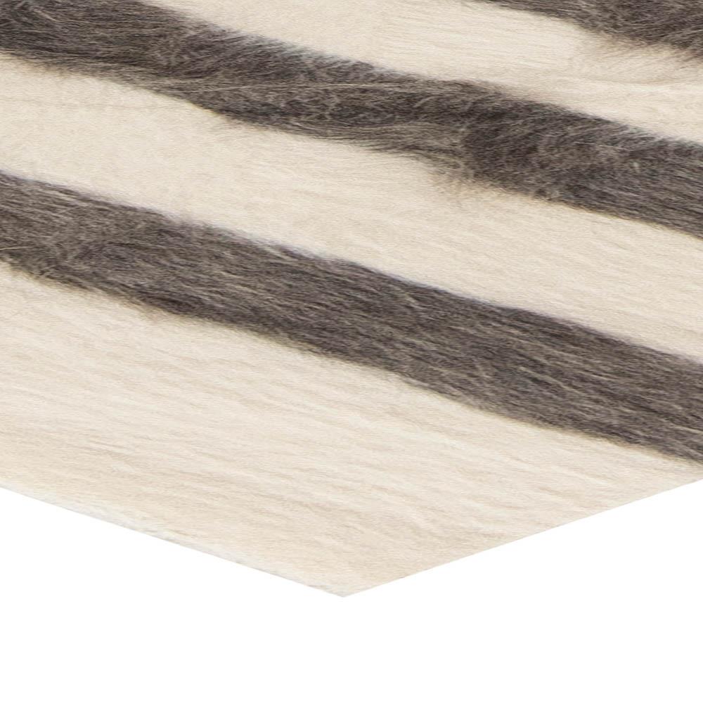 Moderner gestreifter weißer, grauer Ziegenhaarteppich aus der Taurus-Kollektion von Doris Leslie Blau im Angebot 2