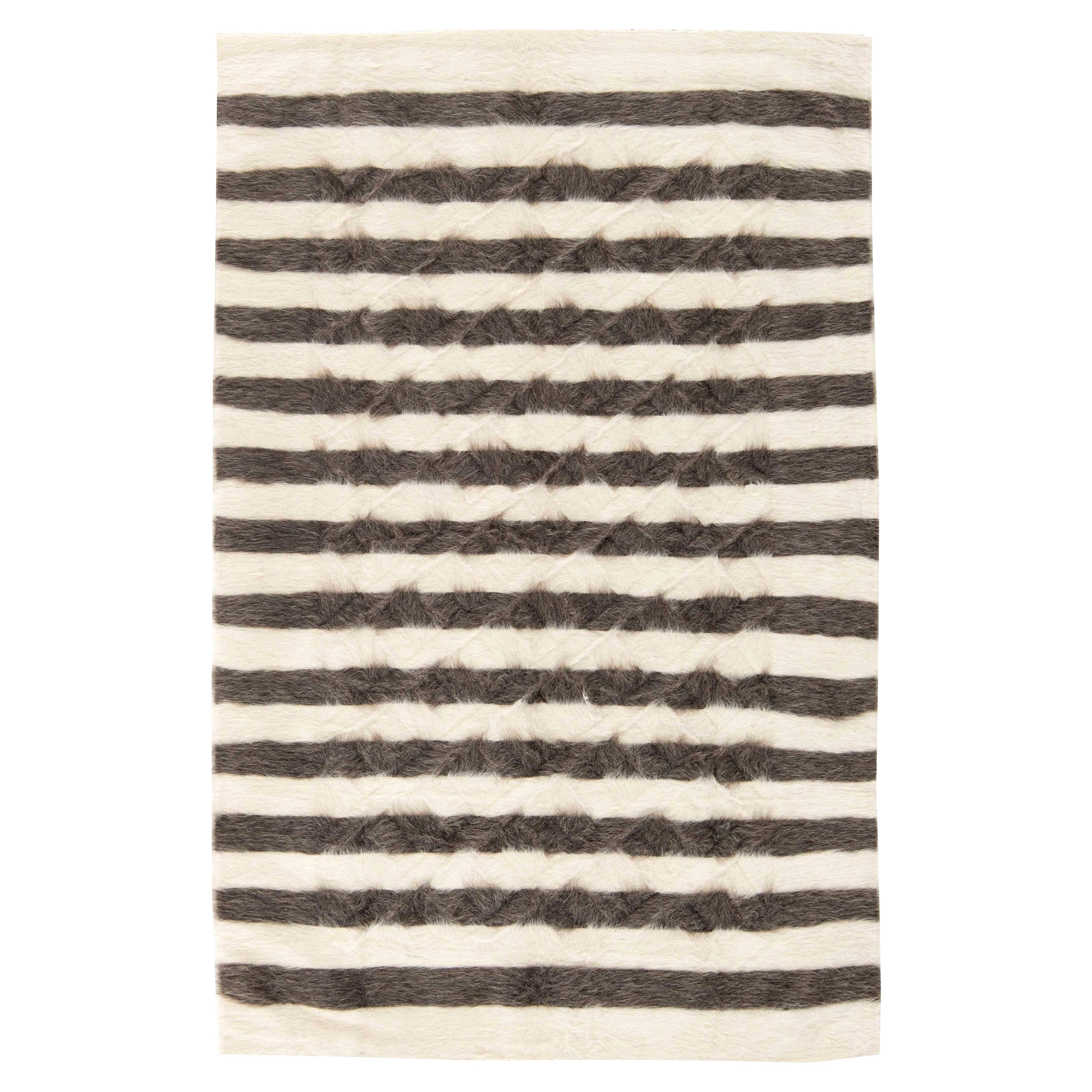 Moderner gestreifter weißer, grauer Ziegenhaarteppich aus der Taurus-Kollektion von Doris Leslie Blau
