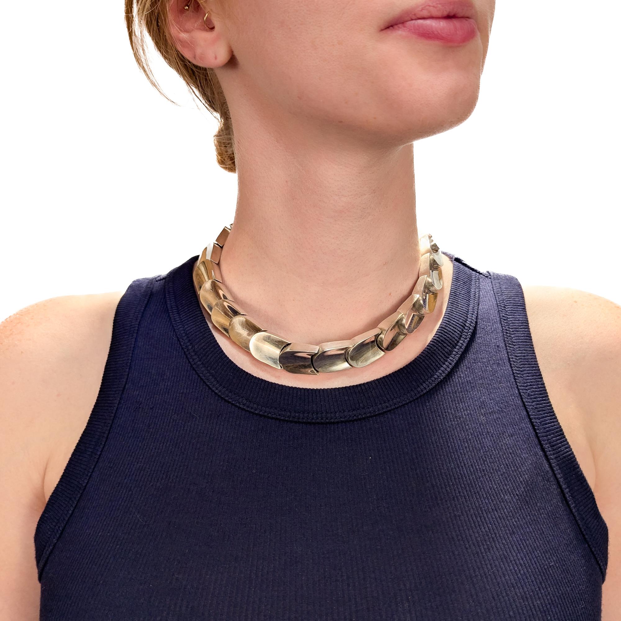 Una bella collana messicana vintage.

In argento sterling.

Composto da 25 maglie spesse e complementari a forma di serpente o di squama di pesce.

Assicurato con una chiusura a scatola e linguetta.

Semplicemente un meraviglioso collare d'argento