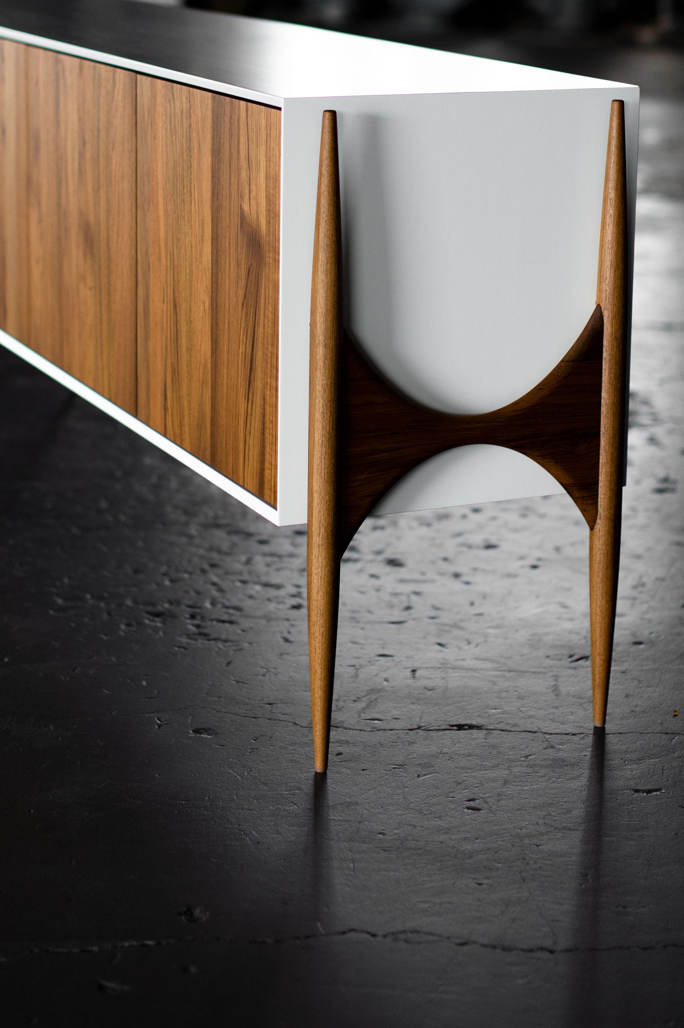 Credenza moderna in teak, collezione Cambre per Craft Associates In condizioni Nuovo in vendita a Oak Harbor, OH