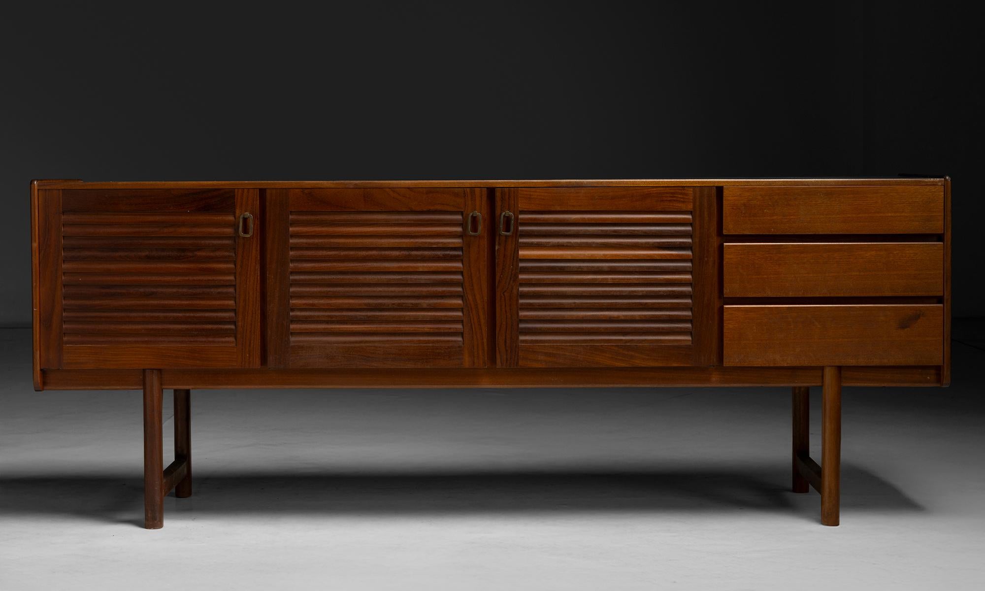 Inglaterra, 1950
Puertas de listones de teca y herrajes de latón, fabricadas por A.H. McIntosh & Co. LTD.
79 