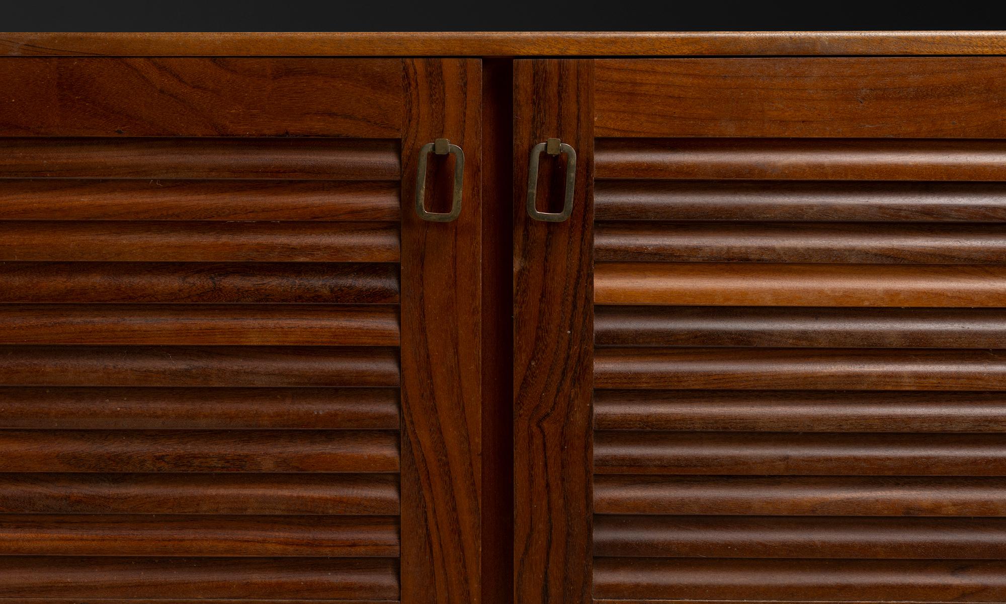 Credenza moderna de teca, Inglaterra circa 1950 mediados del siglo XX en venta