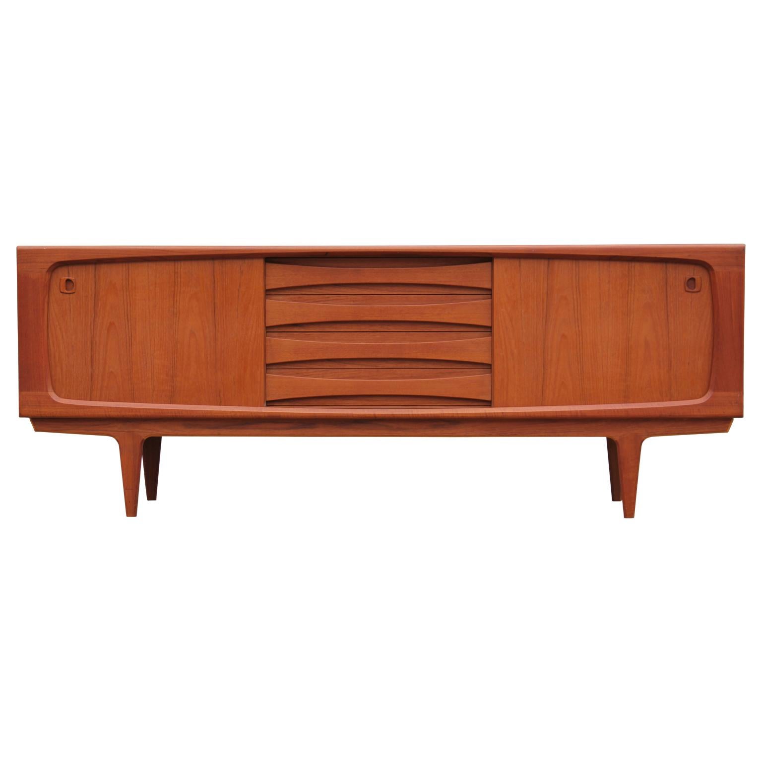 Beautiful modern teak Danish sliding door sideboard or credenza. Would be a great addition to any room, circa 20th century.