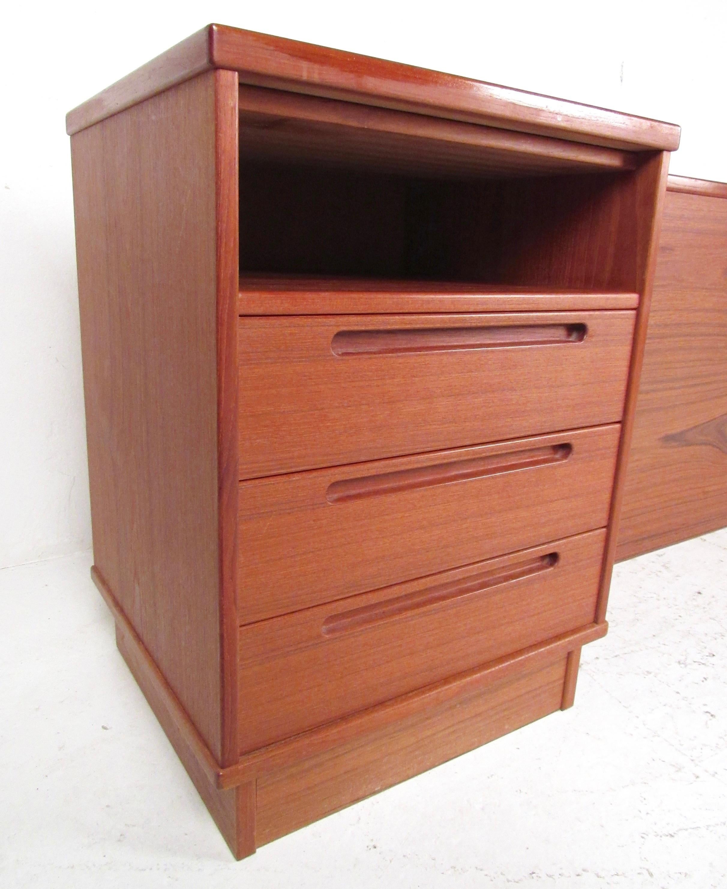 Modern Teak Queen Size Headboard with Nightstands In Good Condition In Brooklyn, NY