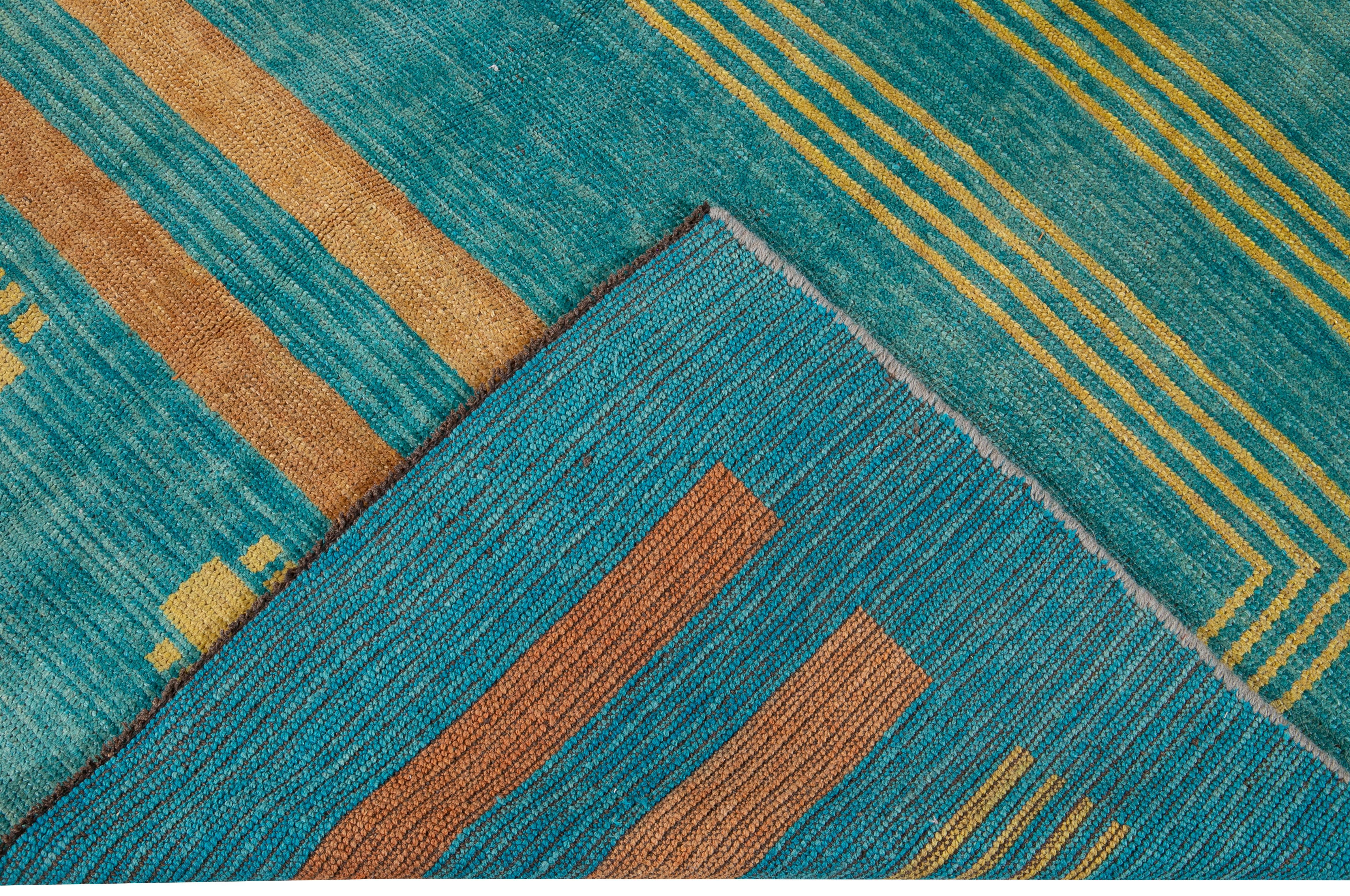 Magnifique tapis carré moderne en laine nouée à la main, de style déco, avec un champ sarcelle. Ce tapis contemporain présente des accents de jaune et d'orange dans un magnifique motif géométrique.

Ce tapis mesure : 6'9
