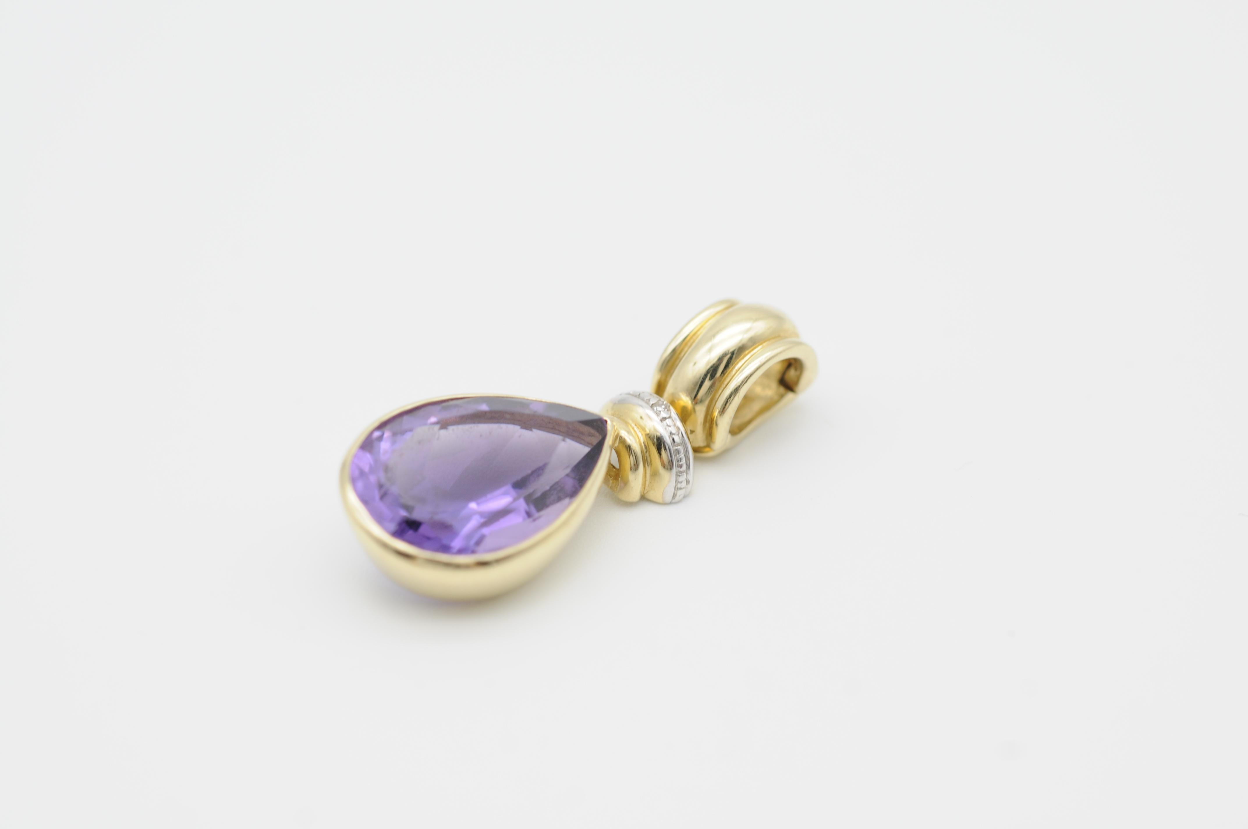 This pendant is an exquisite piece of jewelry, featuring a stunning teardrop-shaped amethyst that has been masterfully cut into a pedeloque shape, showcasing the natural beauty of the gemstone. The amethyst is set in a classic 14k yellow gold