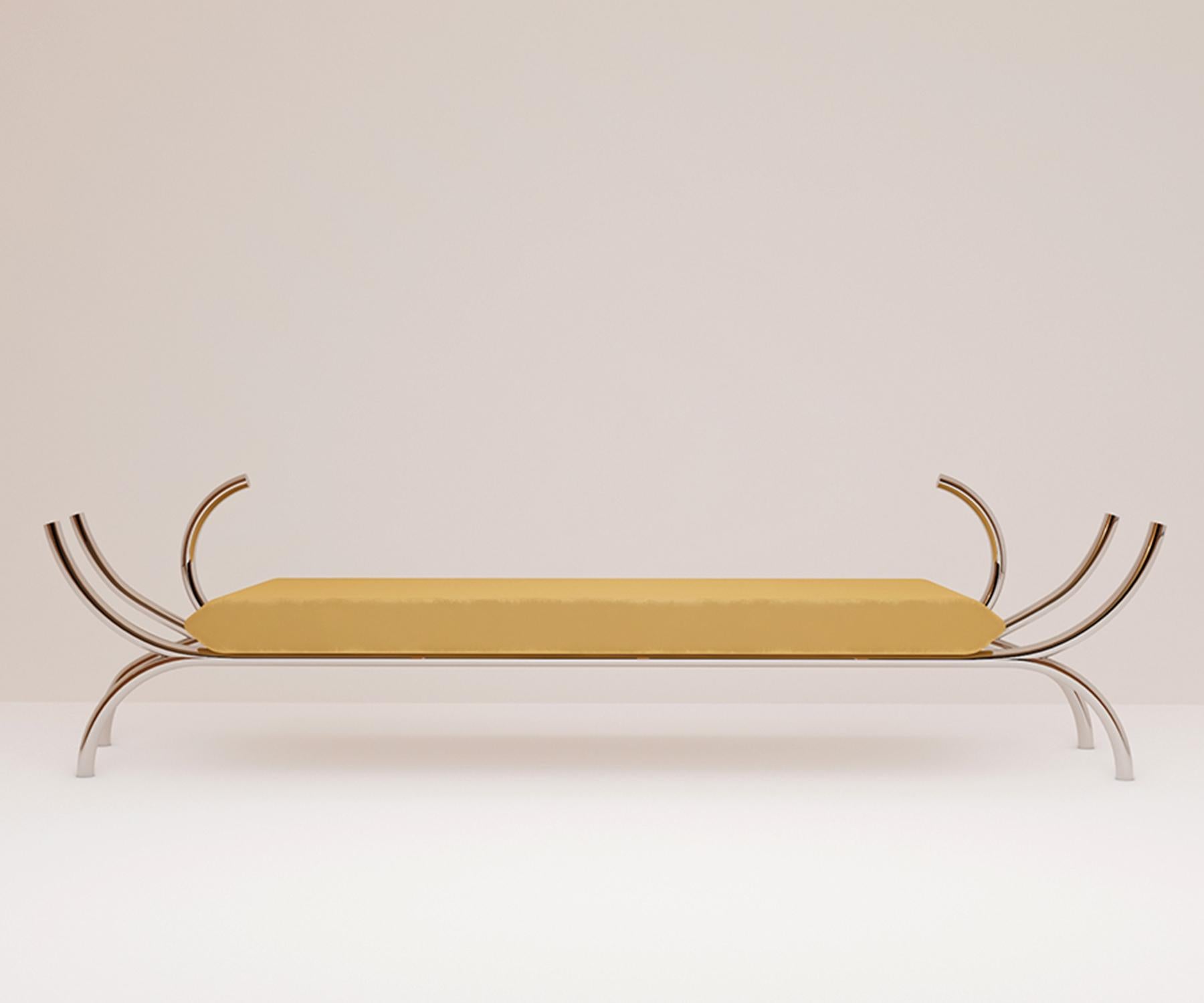 Banc avec dix bras libres et une assise géométrique, inspiré des sièges anciens de la culture orientale
Tapissé d'un agréable tissu jaune clair.

Dimension. L 280 x P 70 x H 45 cm
Matériau. Siège en tissu velours, avec pieds en acier.
 
