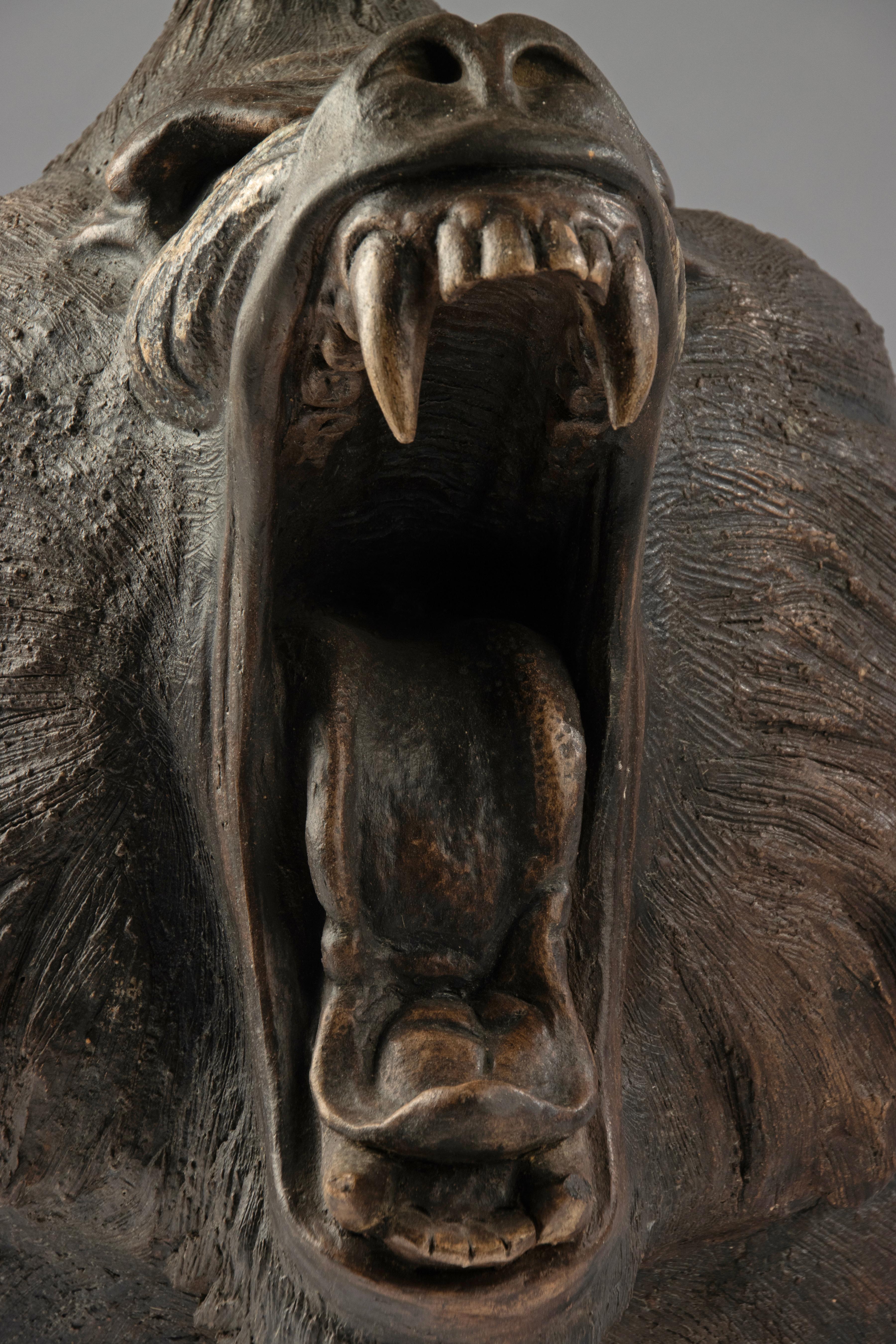 Modern Terracotta Sculpture of a Roaring Baboon – Chen M. In Good Condition For Sale In Casteren, Noord-Brabant