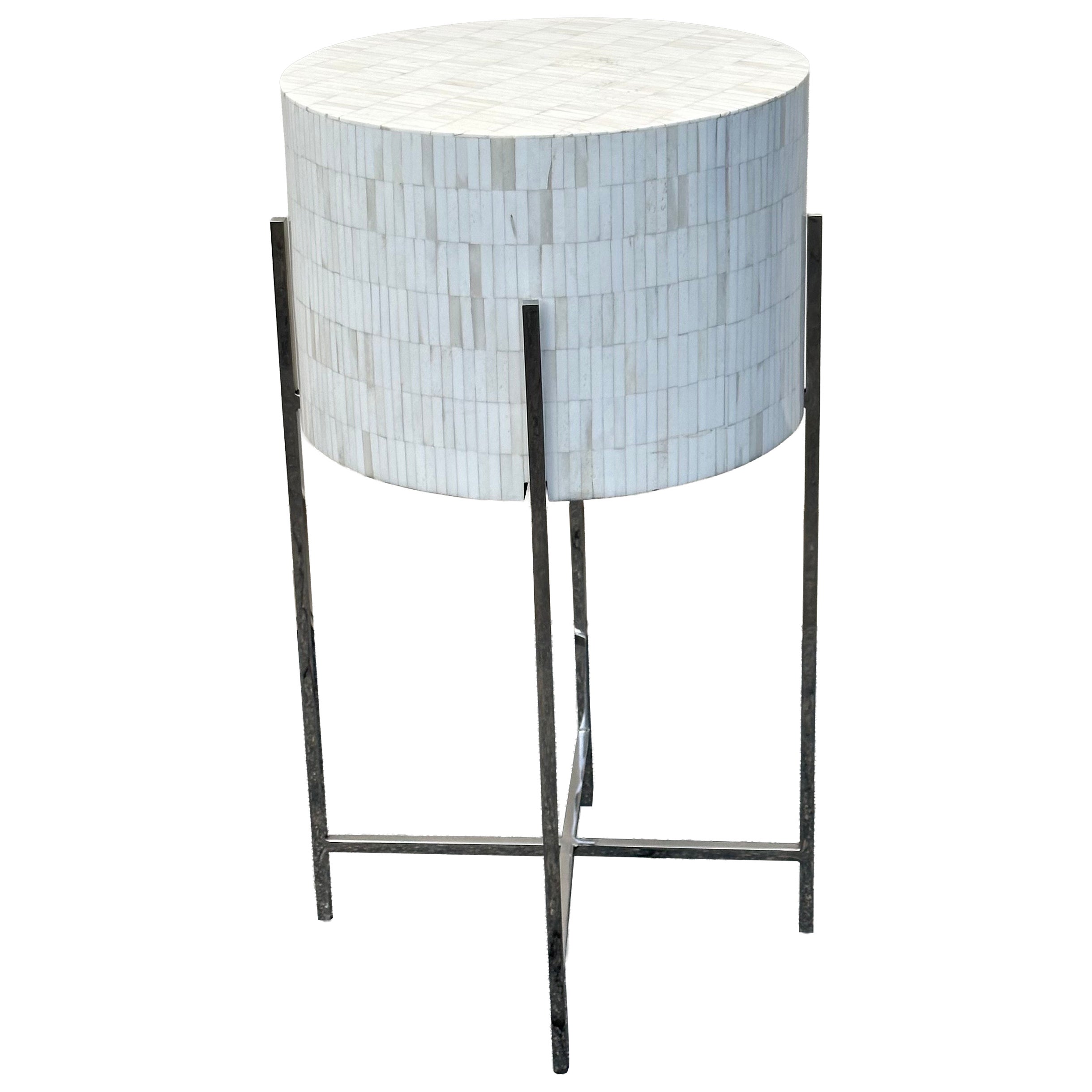 Table d
appoint moderne en os tesselé et tambour chromé en vente