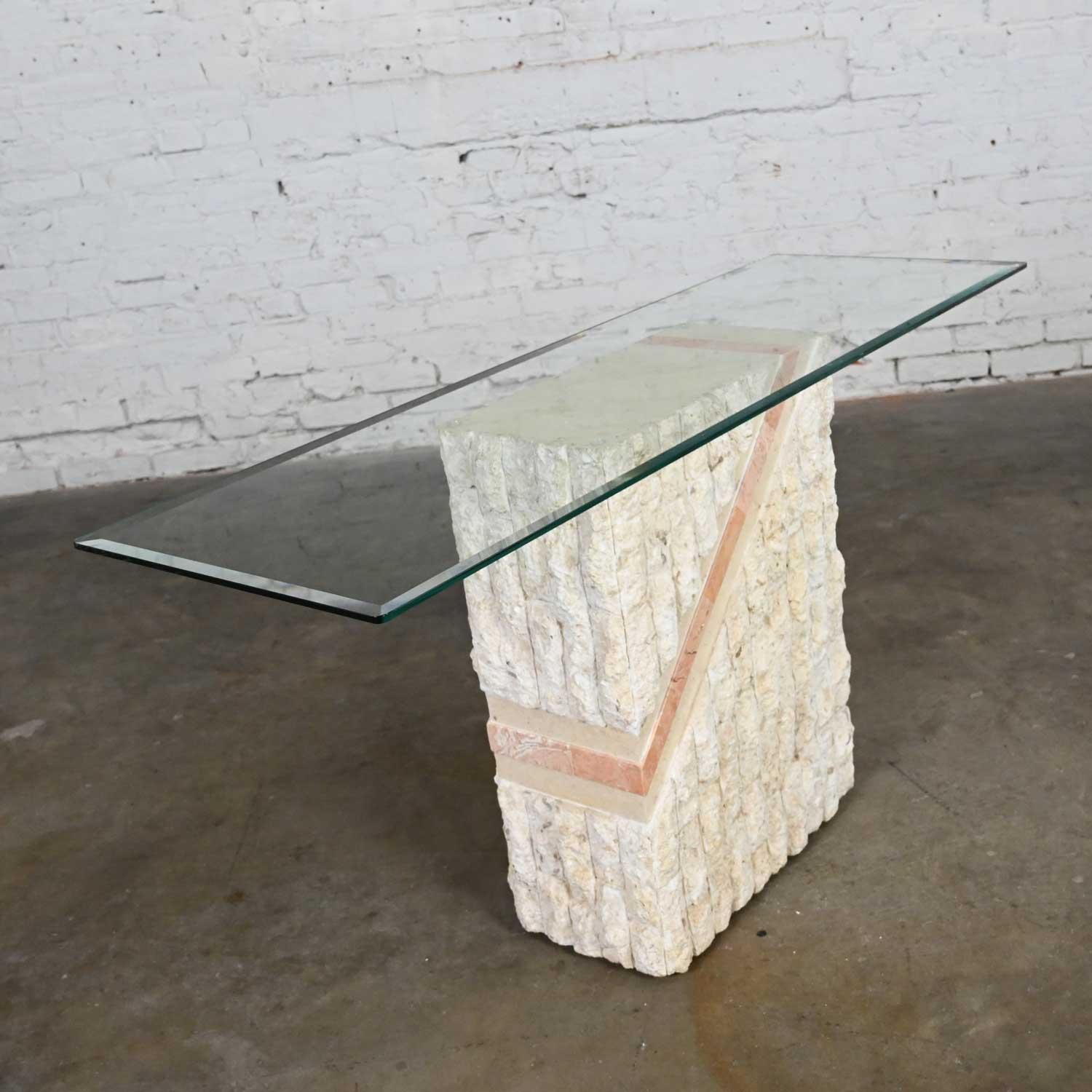 20ième siècle Table de canapé moderne en pierre de Mactan tessellée à rayures pêches style Maitland Smith en vente