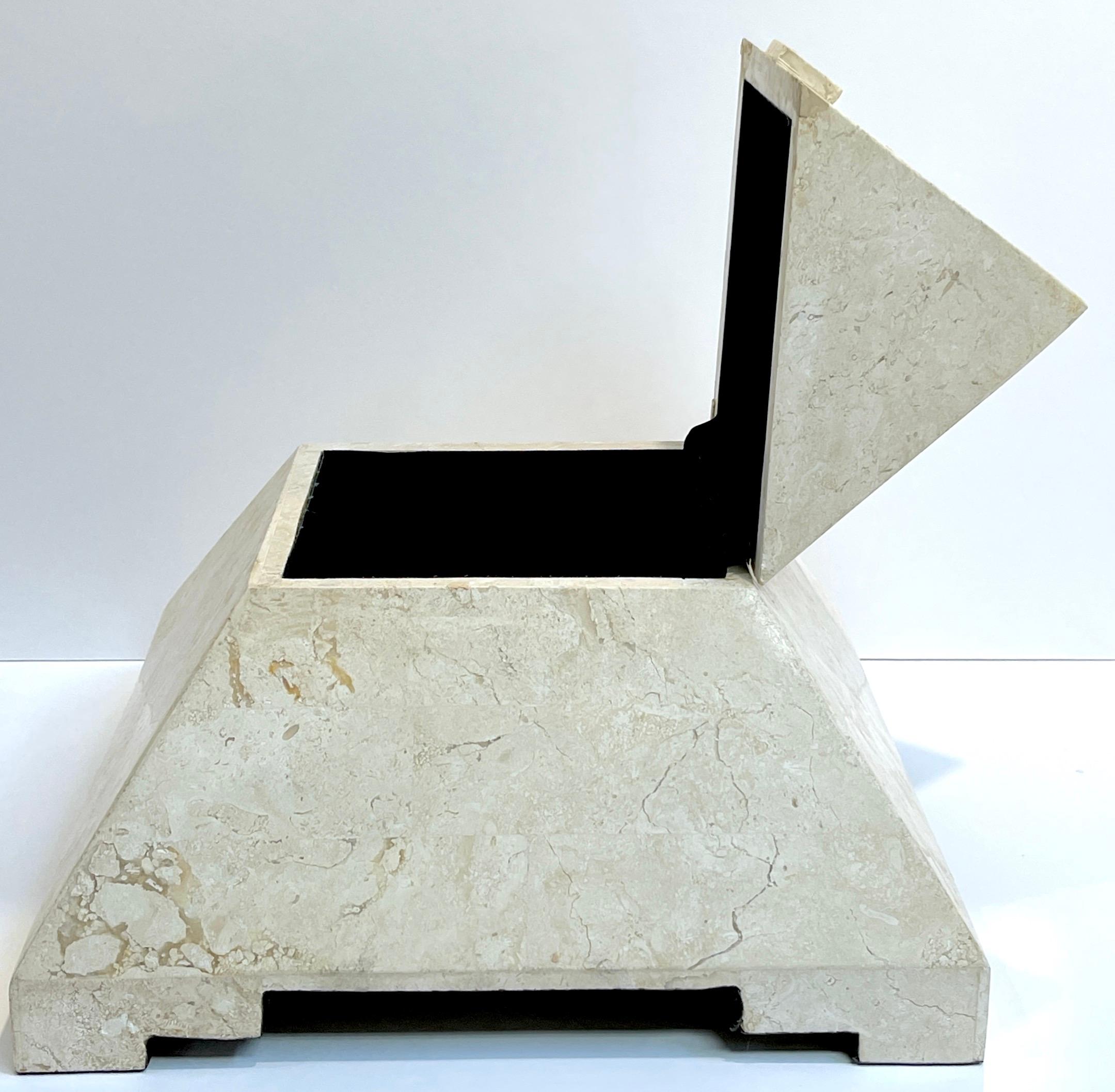 Boîte à charnière pyramidale incrustée de pierre tessellée moderne   en vente 3