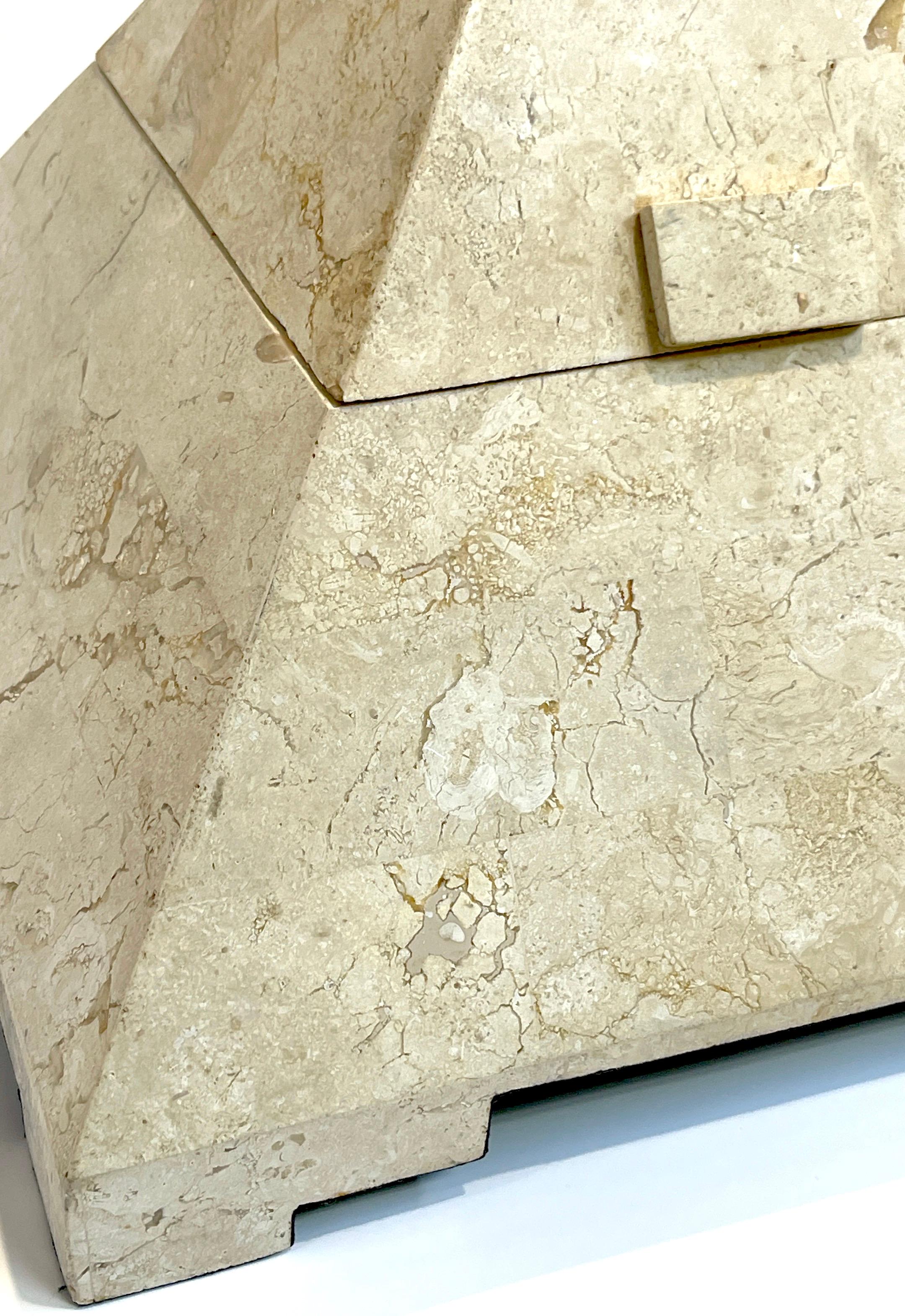 Moderne Boîte à charnière pyramidale incrustée de pierre tessellée moderne   en vente