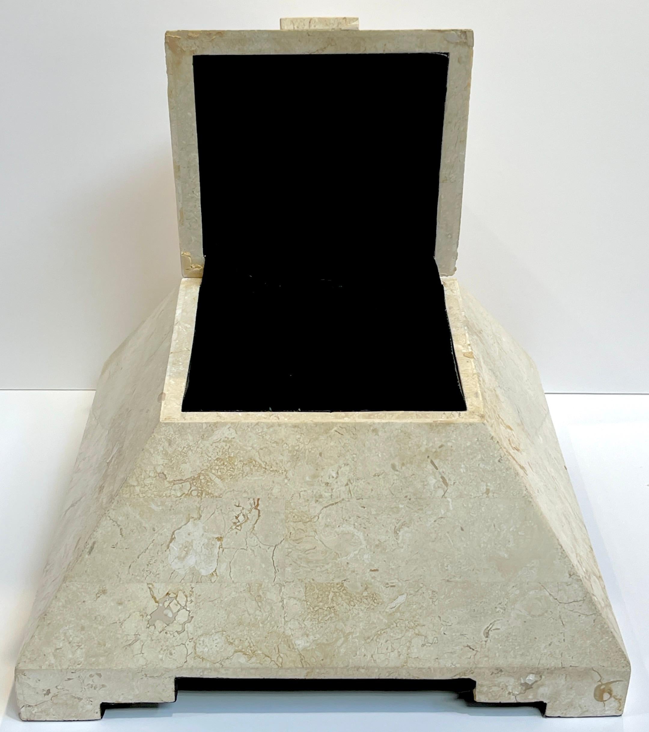 Boîte à charnière pyramidale incrustée de pierre tessellée moderne   Bon état - En vente à West Palm Beach, FL