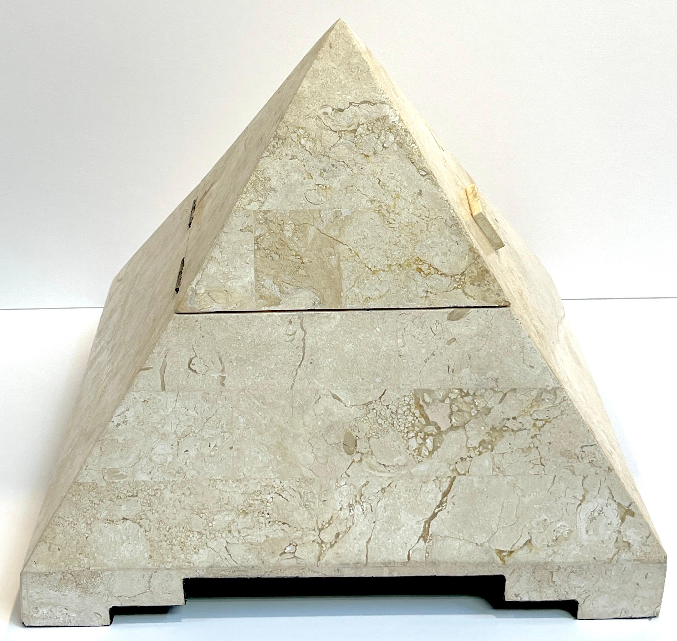 20ième siècle Boîte à charnière pyramidale incrustée de pierre tessellée moderne   en vente