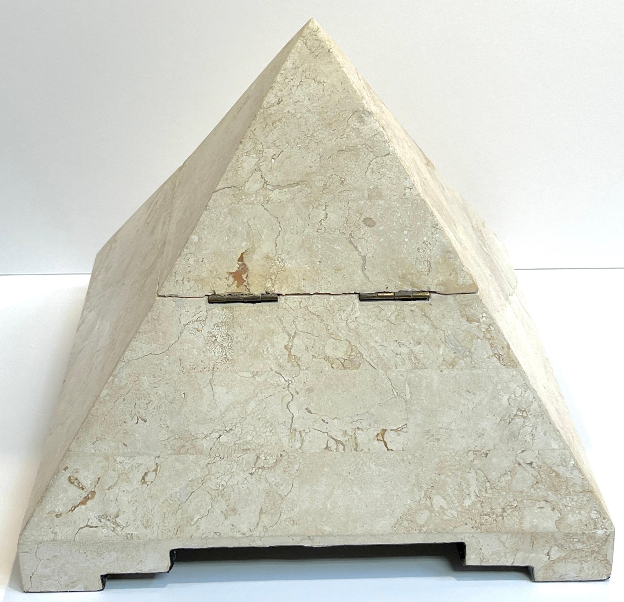 Pierre Boîte à charnière pyramidale incrustée de pierre tessellée moderne   en vente
