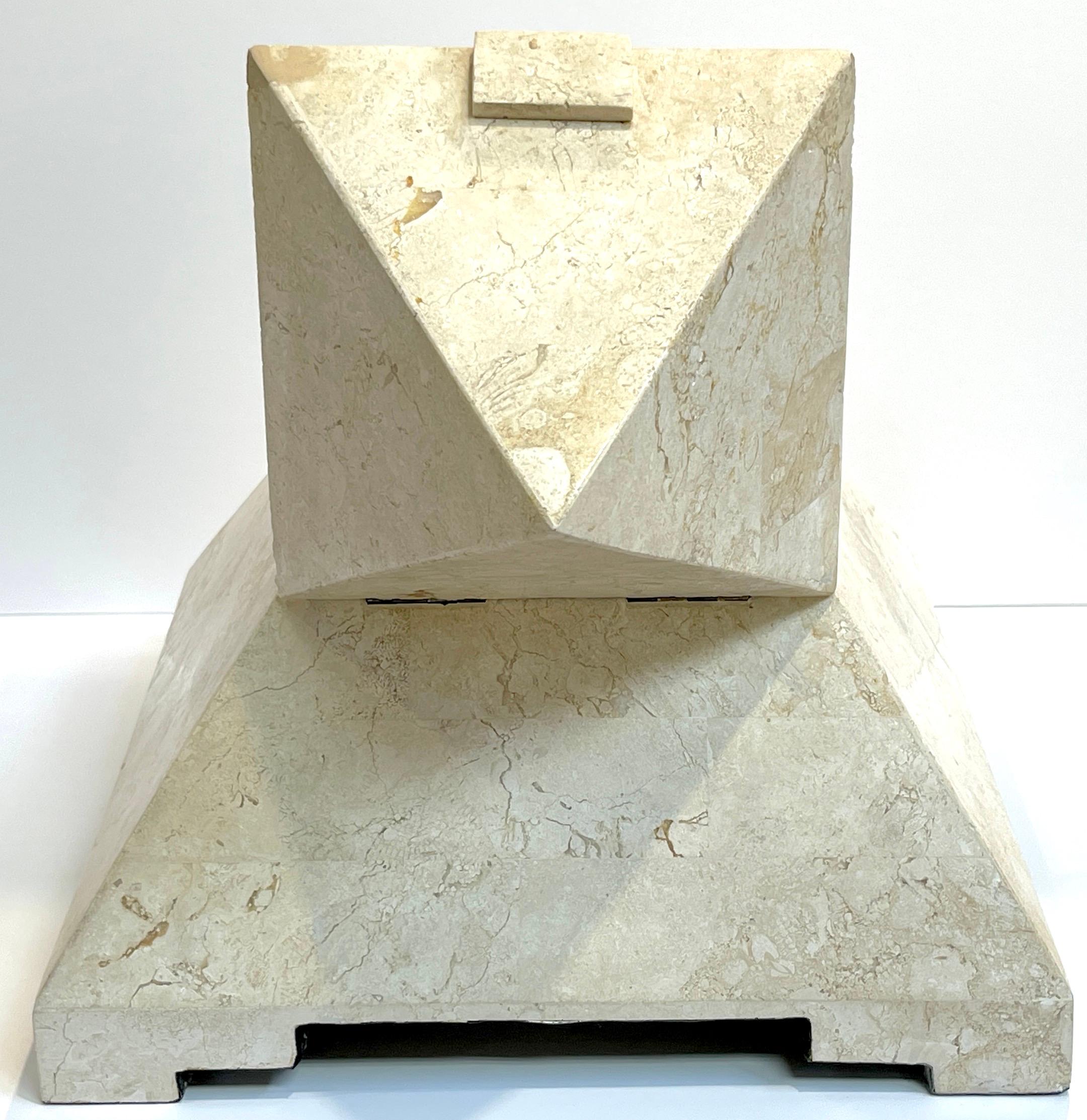 Boîte à charnière pyramidale incrustée de pierre tessellée moderne   en vente 1