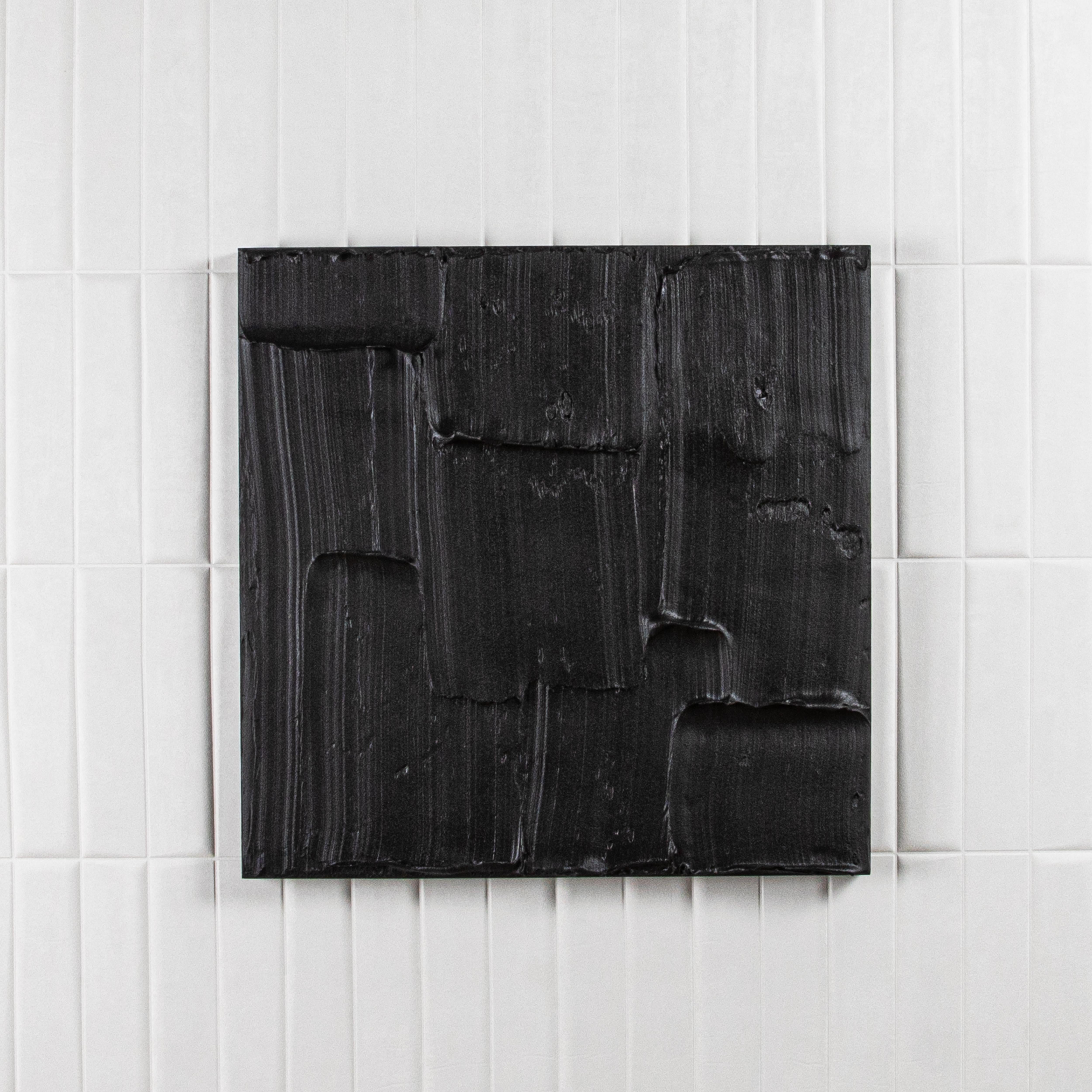 Exploration captivante de la profondeur et de la dimension, cette peinture abstraite texturée de Michael Allen est une déclaration frappante de l'art moderne. Exécutée sur un panneau de bois, la composition présente des couches sculpturales
