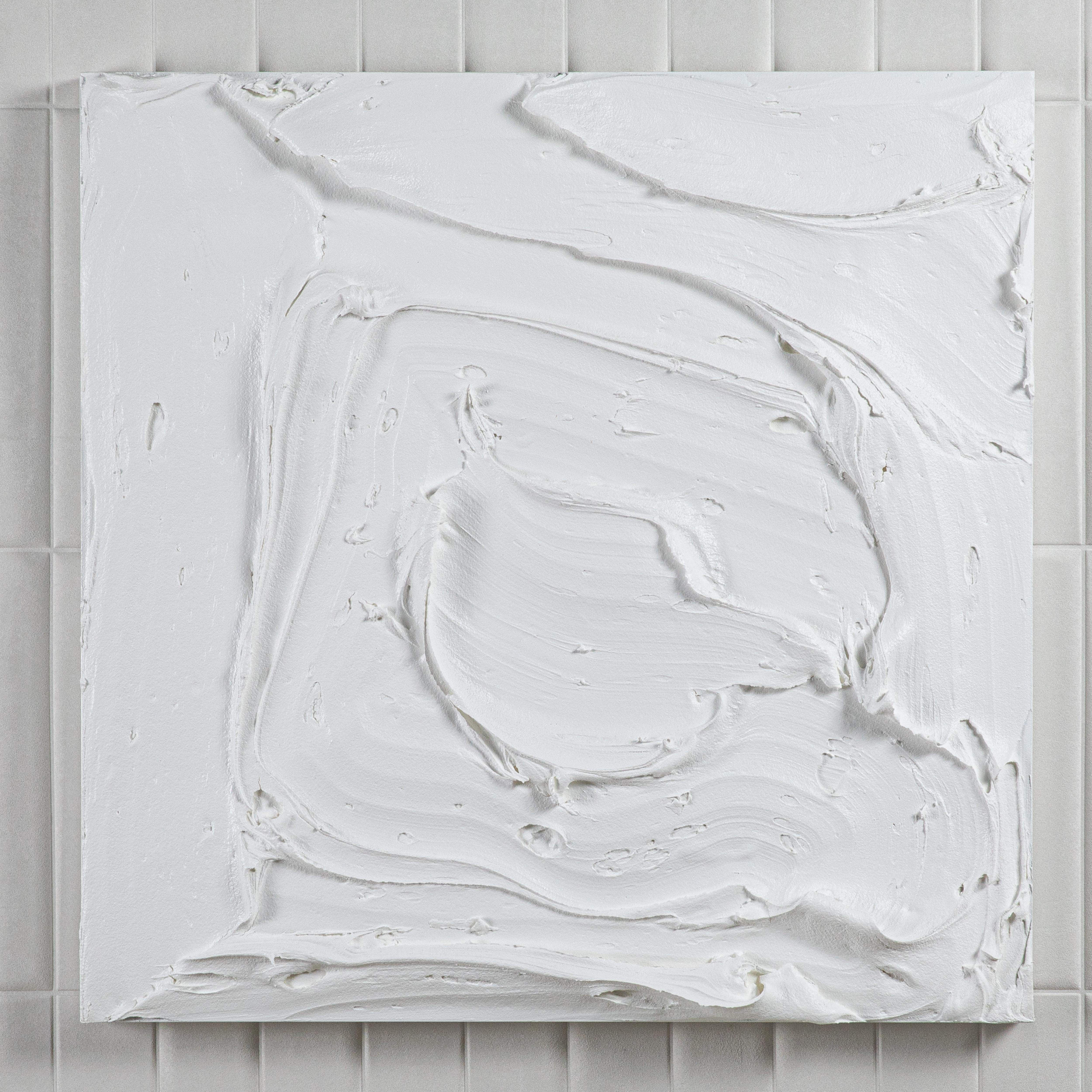 Dieses abstrakte, texturierte Gemälde von Michael Allen ist eine fesselnde Erkundung von Tiefe und Dimension und ein eindrucksvolles Beispiel für moderne Kunst. Die auf einer Holzplatte ausgeführte Komposition weist kühne, skulpturale Schichten auf,