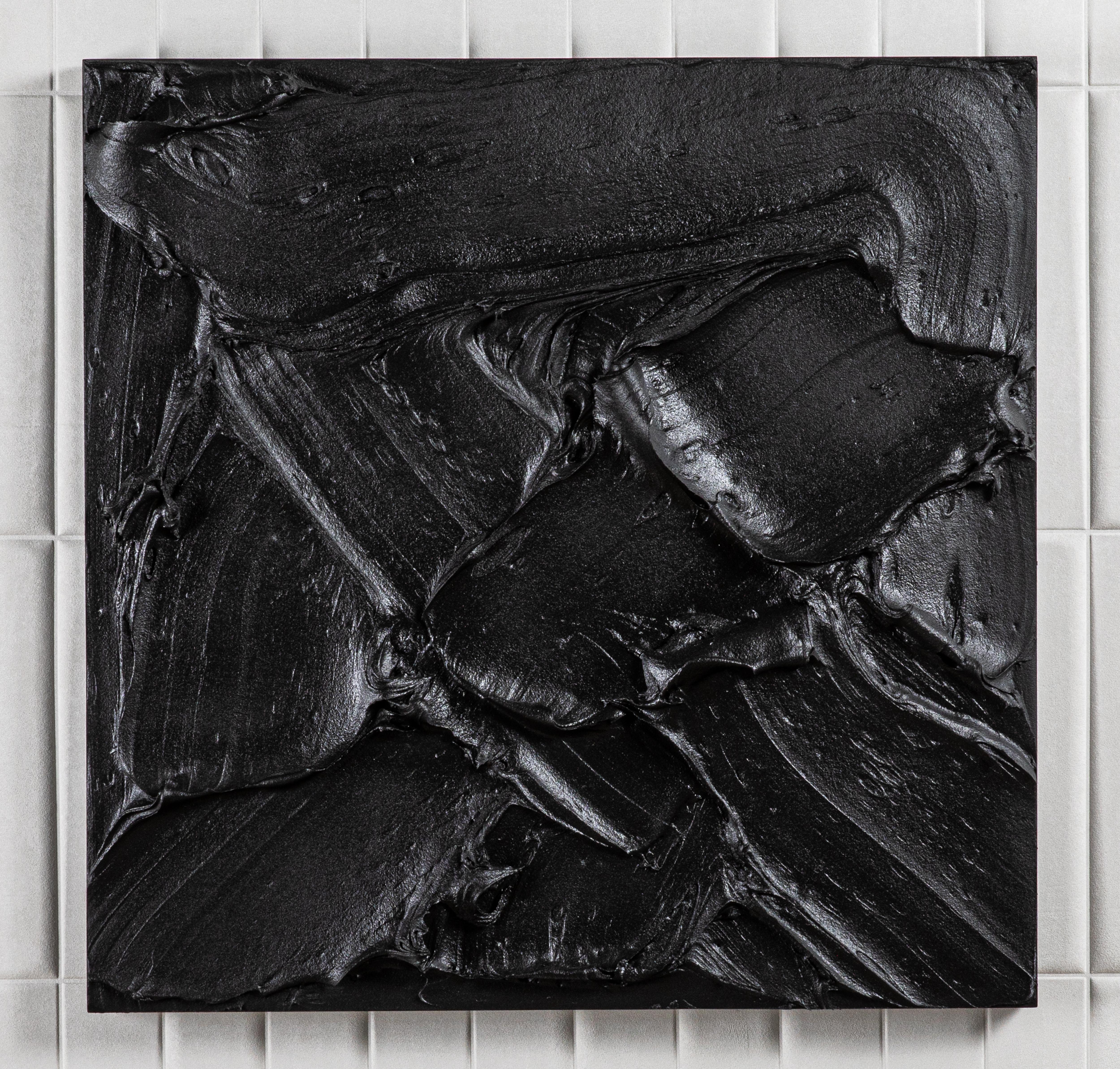 Dieses abstrakte, texturierte Gemälde von Michael Allen ist eine fesselnde Erkundung von Tiefe und Dimension und ein eindrucksvolles Beispiel für moderne Kunst. Die auf einer Holzplatte ausgeführte Komposition weist kühne, skulpturale Schichten auf,