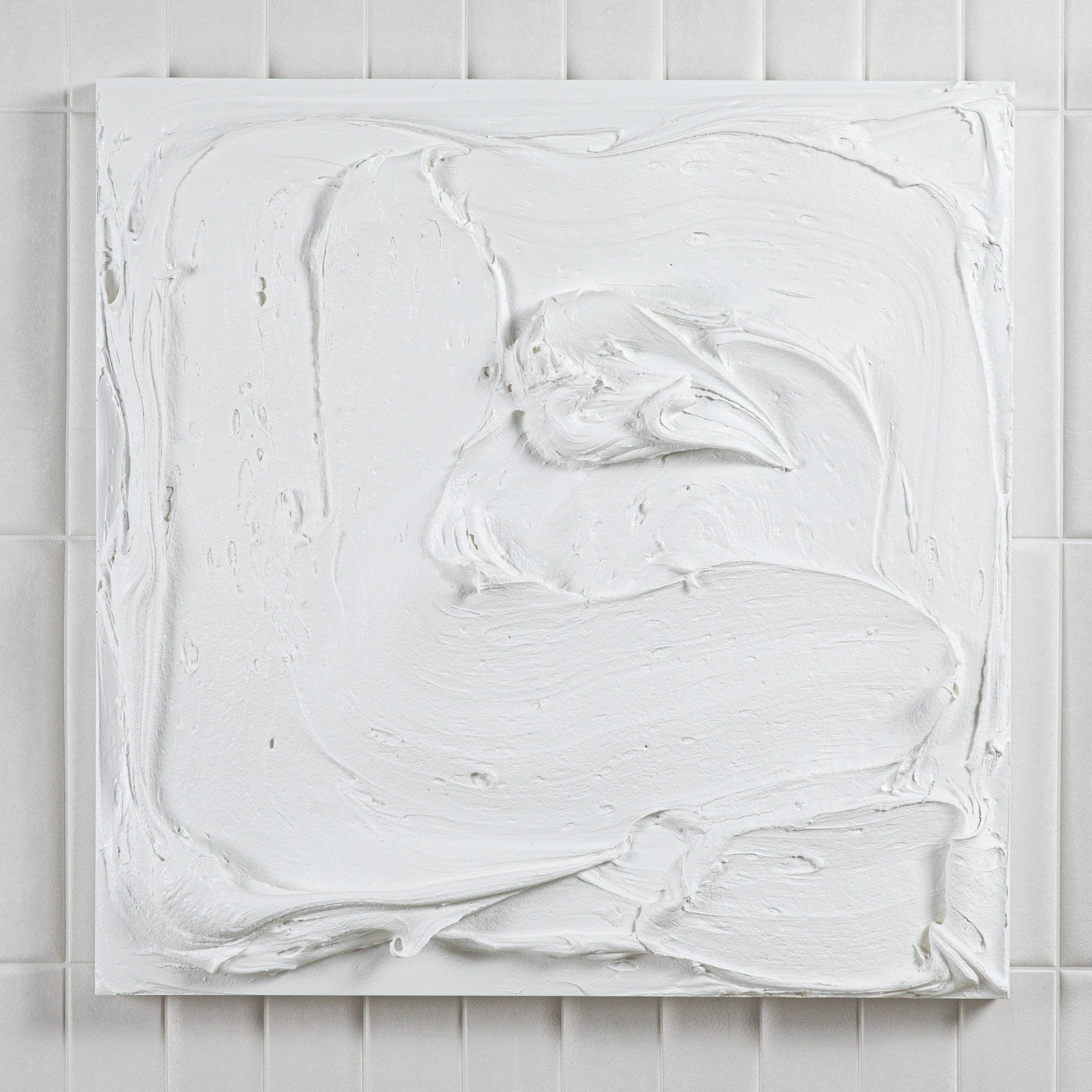 Dieses abstrakte, texturierte Gemälde von Michael Allen ist eine fesselnde Erkundung von Tiefe und Dimension und ein eindrucksvolles Beispiel für moderne Kunst. Die auf einer Holzplatte ausgeführte Komposition weist kühne, skulpturale Schichten auf,