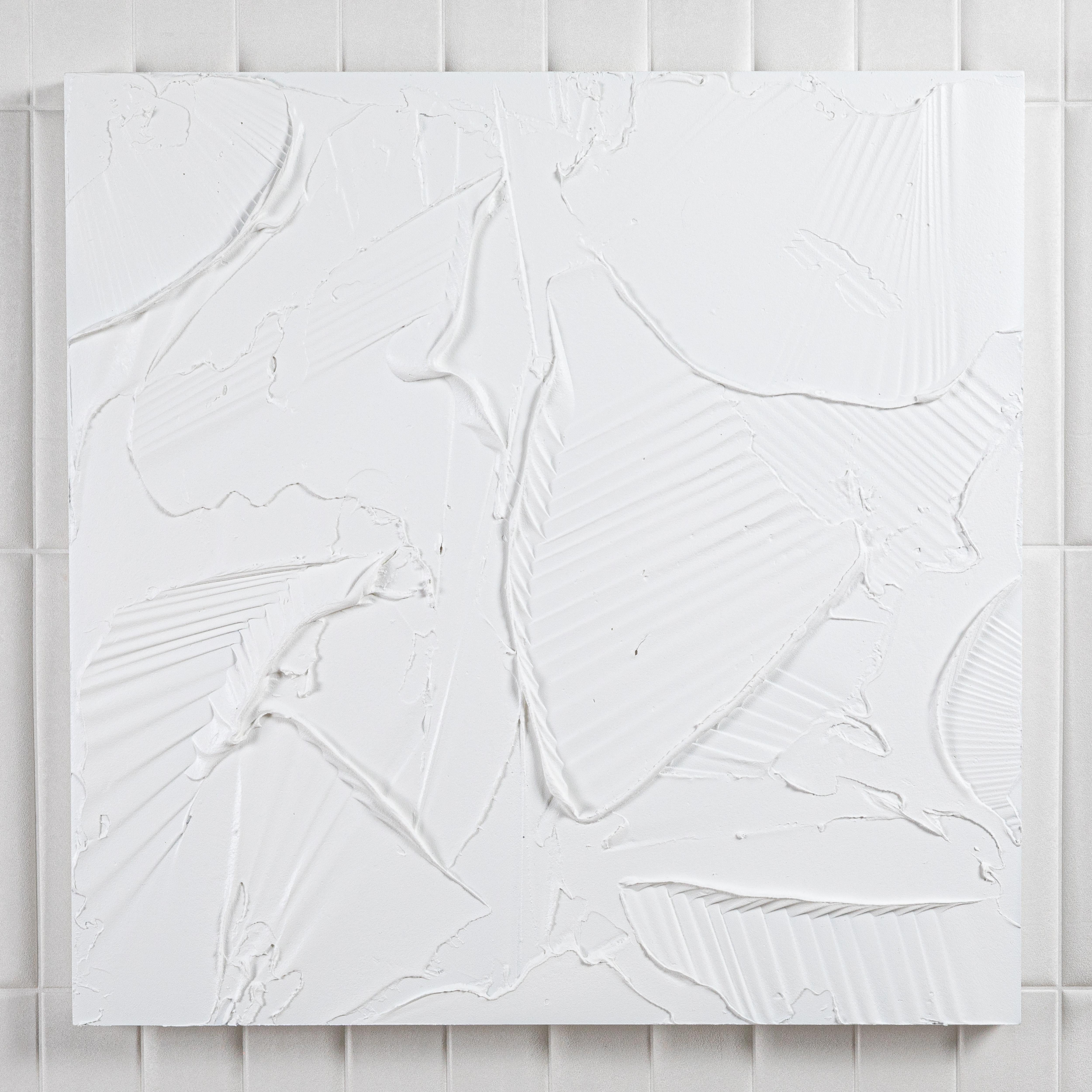 Dieses abstrakte, texturierte Gemälde von Michael Allen ist eine fesselnde Erkundung von Tiefe und Dimension und ein eindrucksvolles Beispiel für moderne Kunst. Die auf einer Holzplatte ausgeführte Komposition weist kühne, skulpturale Schichten auf,