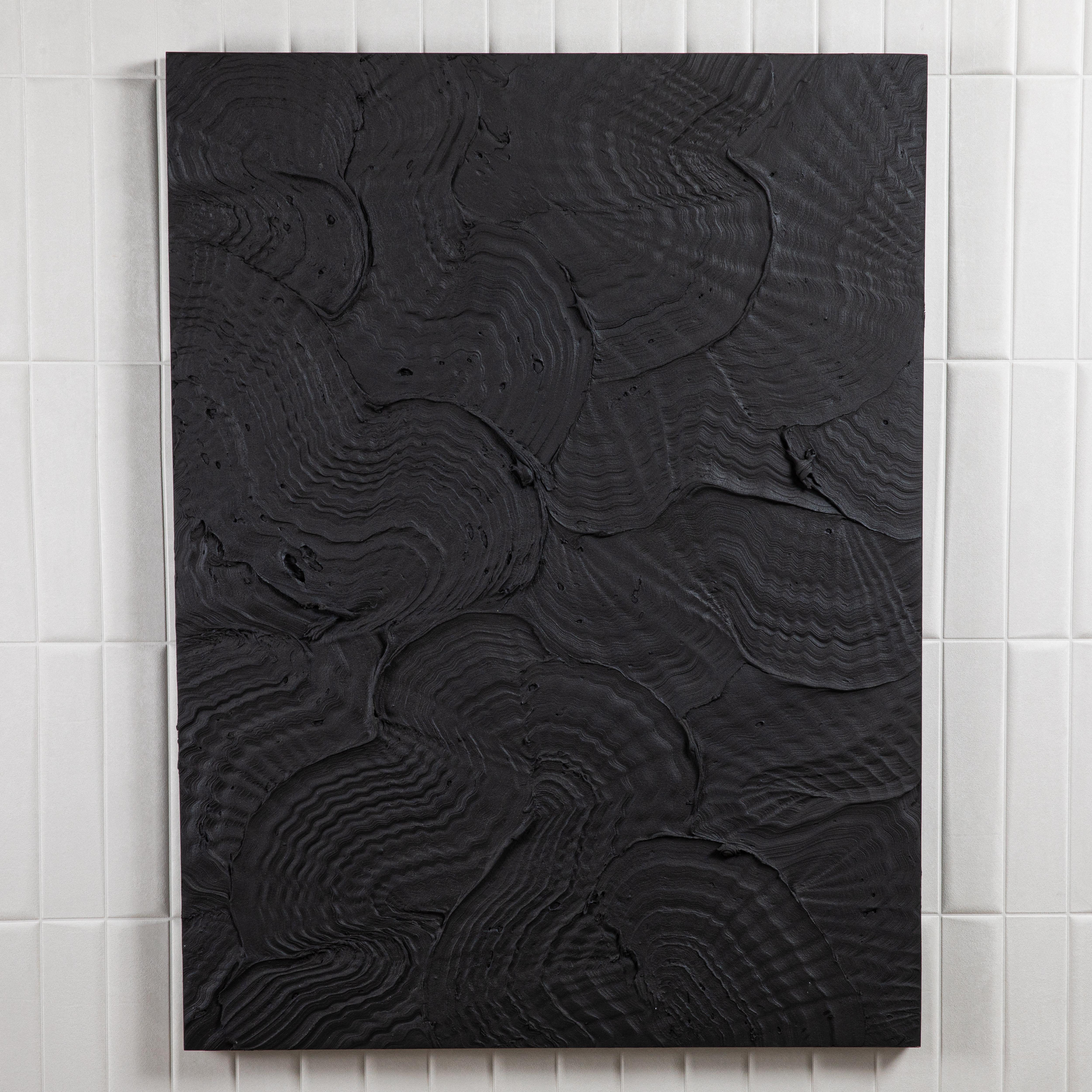Dieses abstrakte, texturierte Gemälde von Michael Allen ist eine fesselnde Erkundung von Tiefe und Dimension und ein eindrucksvolles Beispiel für moderne Kunst. Die auf einer Holzplatte ausgeführte Komposition weist kühne, skulpturale Schichten auf,