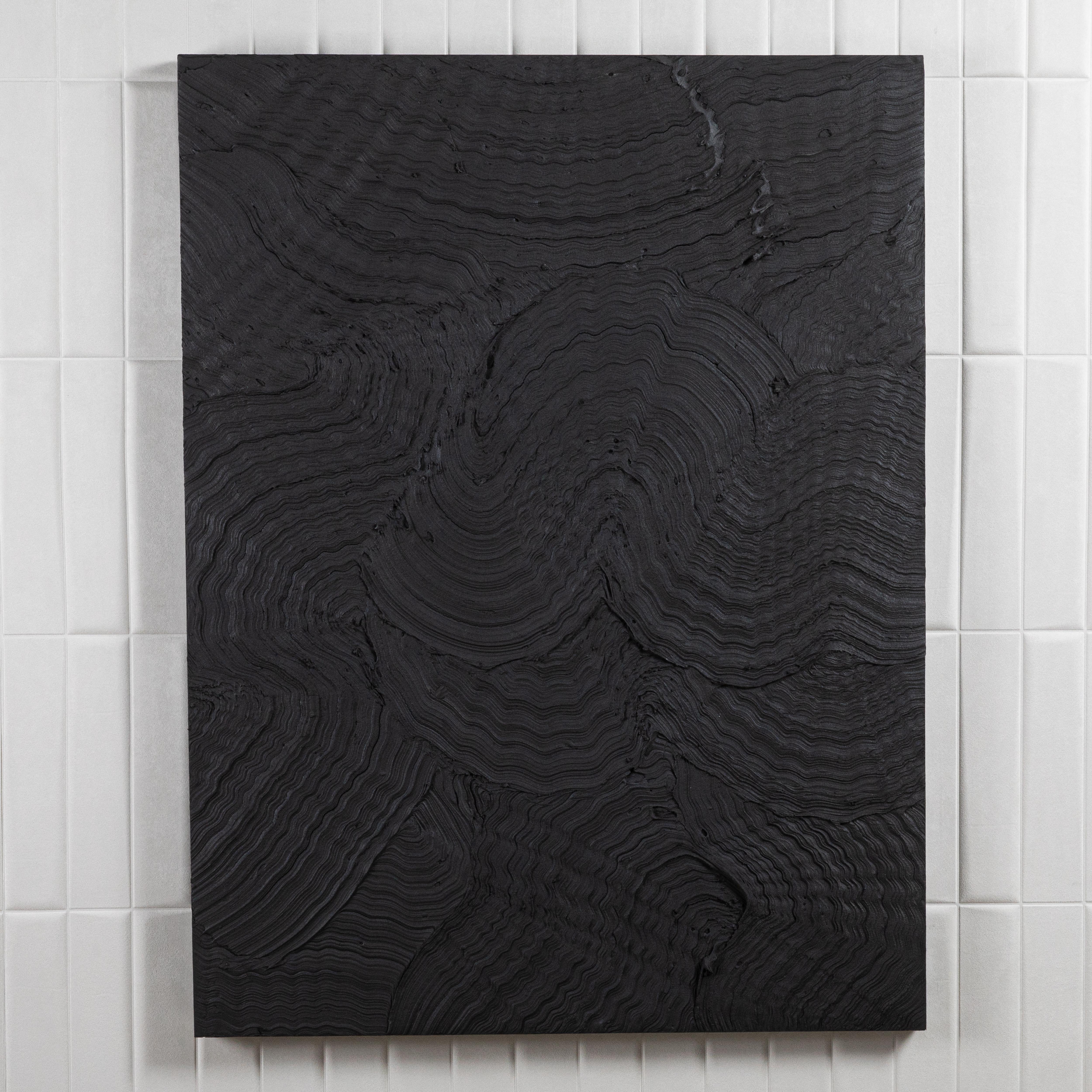 Dieses abstrakte, texturierte Gemälde von Michael Allen ist eine fesselnde Erkundung von Tiefe und Dimension und ein eindrucksvolles Beispiel für moderne Kunst. Die auf einer Holzplatte ausgeführte Komposition weist kühne, skulpturale Schichten auf,