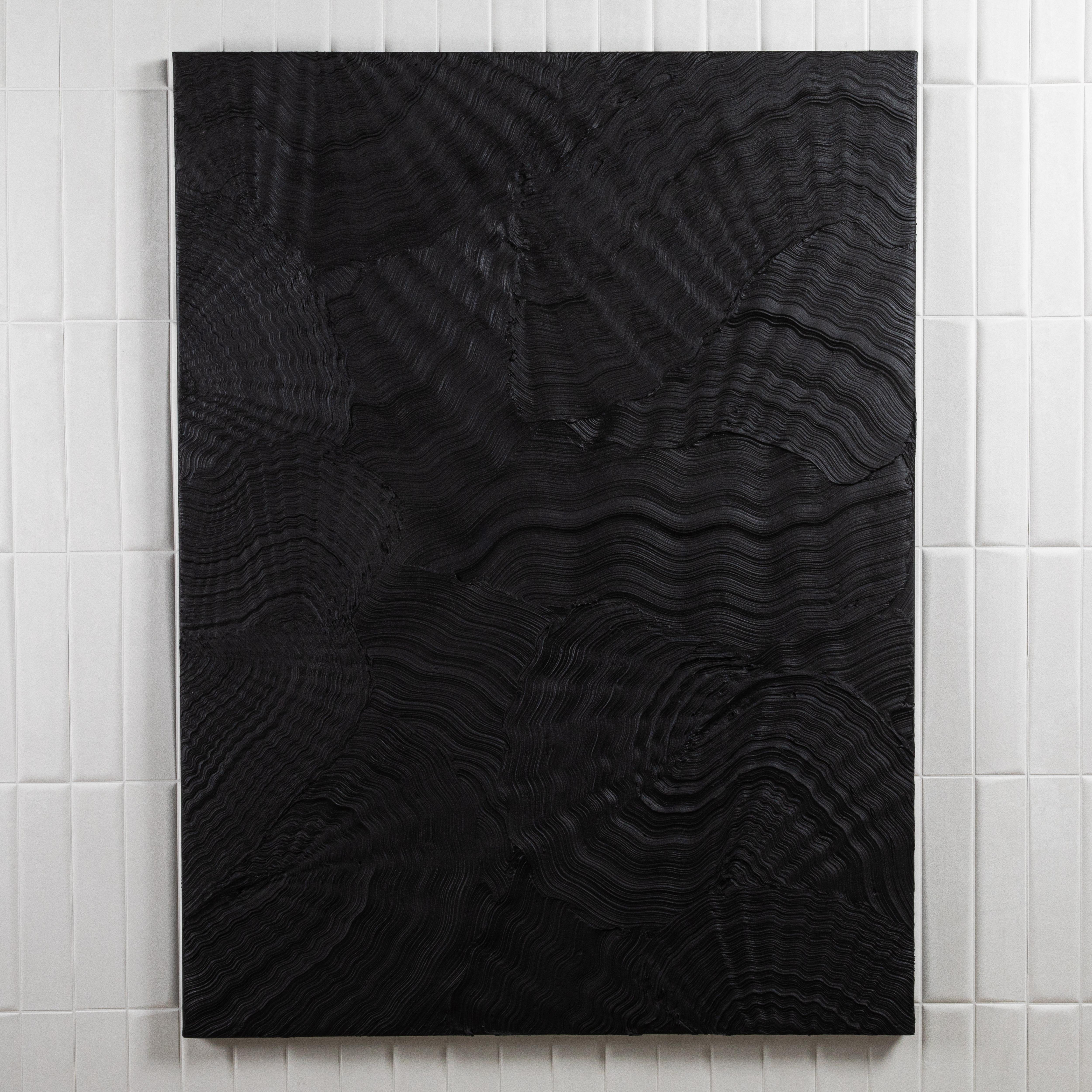 Dieses abstrakte, texturierte Gemälde von Michael Allen ist eine fesselnde Erkundung von Tiefe und Dimension und ein eindrucksvolles Beispiel für moderne Kunst. Die auf einer Holzplatte ausgeführte Komposition weist kühne, skulpturale Schichten auf,