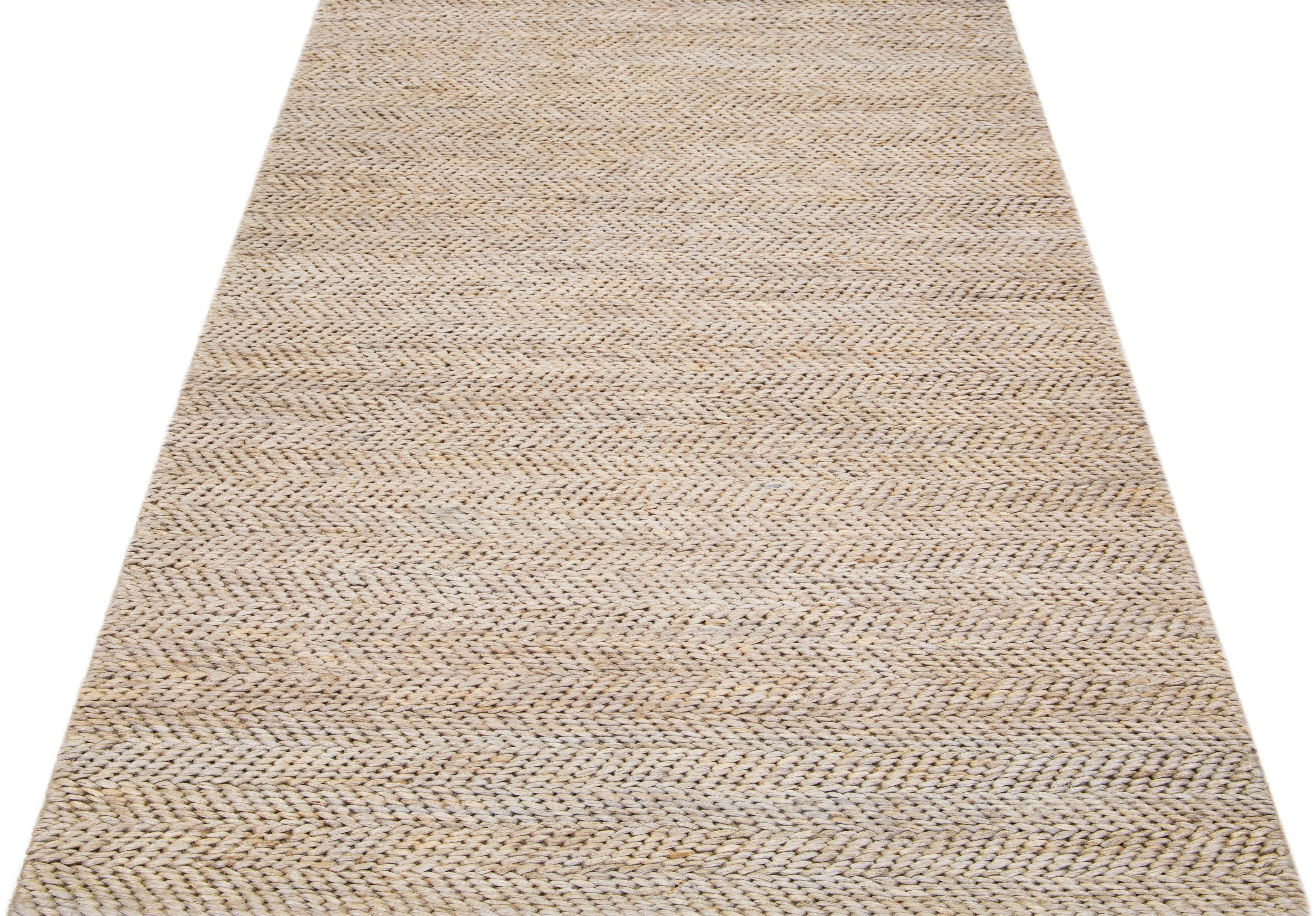 Schöner, natürlicher, handgewebter Teppich aus 70% Jute und 30% Baumwolle mit naturbeigem Flechtmuster. Dieser moderne Teppich eignet sich perfekt für Landhaus-, Küsten-, rustikale, böhmische oder zeitgenössische Einrichtungsstile. Es hat ein