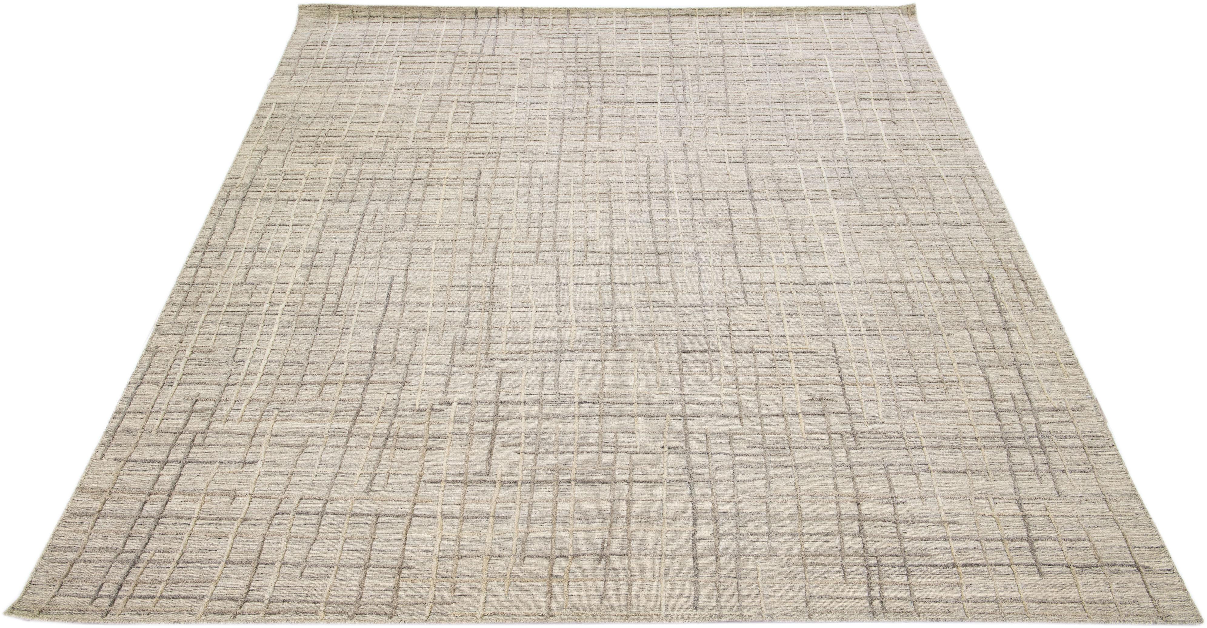Beautiful Contemporary Thom Filicia Home Collection rugs. This Indian hand-tufted rug is made of wool and has a beige color field with gray accents all over the design.
Thom Filicia´s eye for exquisite detailing and beautiful texture shines through